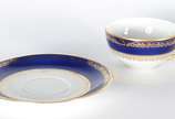 Vista Alegre (1824),  - Conjunto com 9 xícaras para café de porcelana portuguesa Vista Alegre, branca com tarja azul cobalto e frisos dourados.