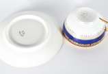 Vista Alegre (1824),  - Conjunto com 9 xícaras para café de porcelana portuguesa Vista Alegre, branca com tarja azul cobalto e frisos dourados.