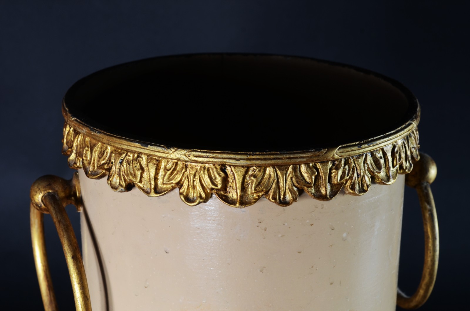 Duas peças, sendo: abatjour tocheiro de madeira dourada com cúpula na... - foto 8 de 11