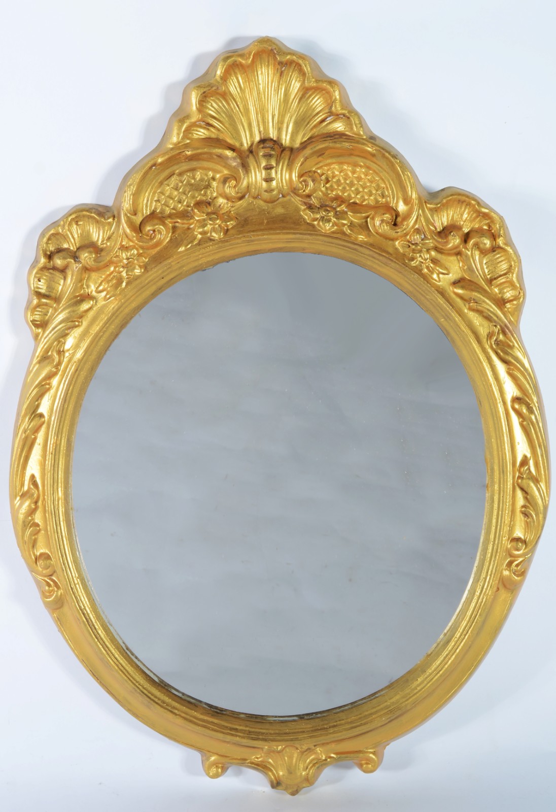 Espelho com moldura de gesso dourado. - foto 1 de 4