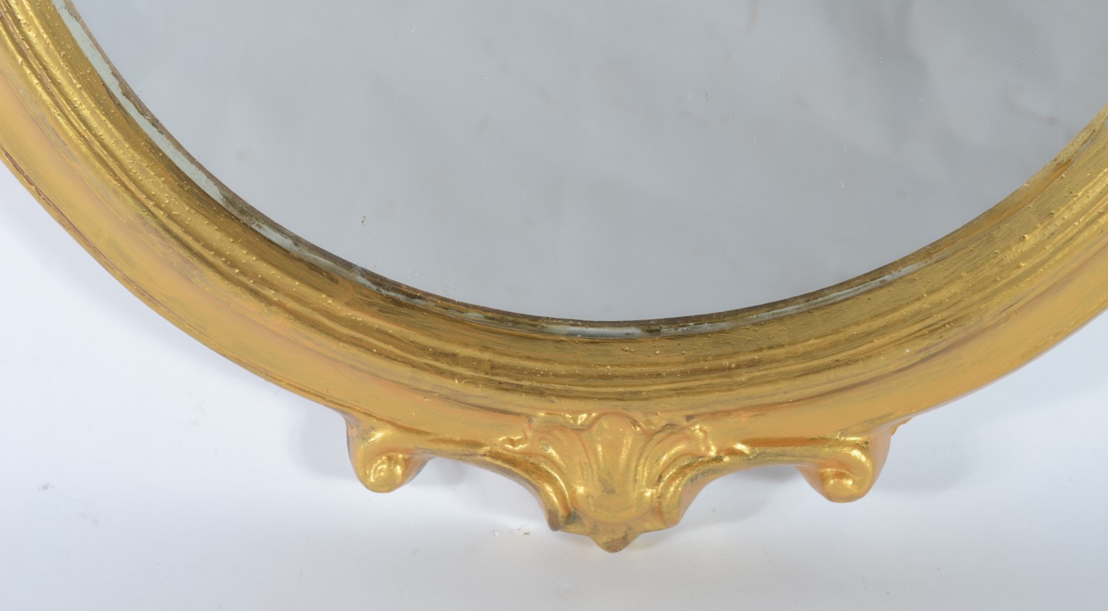 Espelho com moldura de gesso dourado. - foto 2 de 4