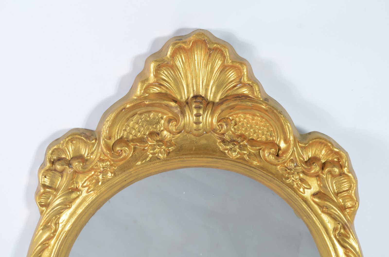 Espelho com moldura de gesso dourado. - foto 3 de 4
