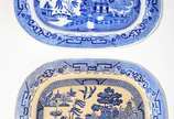 Ridgway Semi China, Blue Willow - Parte de serviço de faiança inglesa "azul pombinho", composto de: 3 travessas ovais (uma com craquelê e fios de cabelo), travessa redonda funda, bowl 