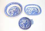 Ridgway Semi China, Blue Willow - Parte de serviço de faiança inglesa "azul pombinho", composto de: 3 travessas ovais (uma com craquelê e fios de cabelo), travessa redonda funda, bowl 