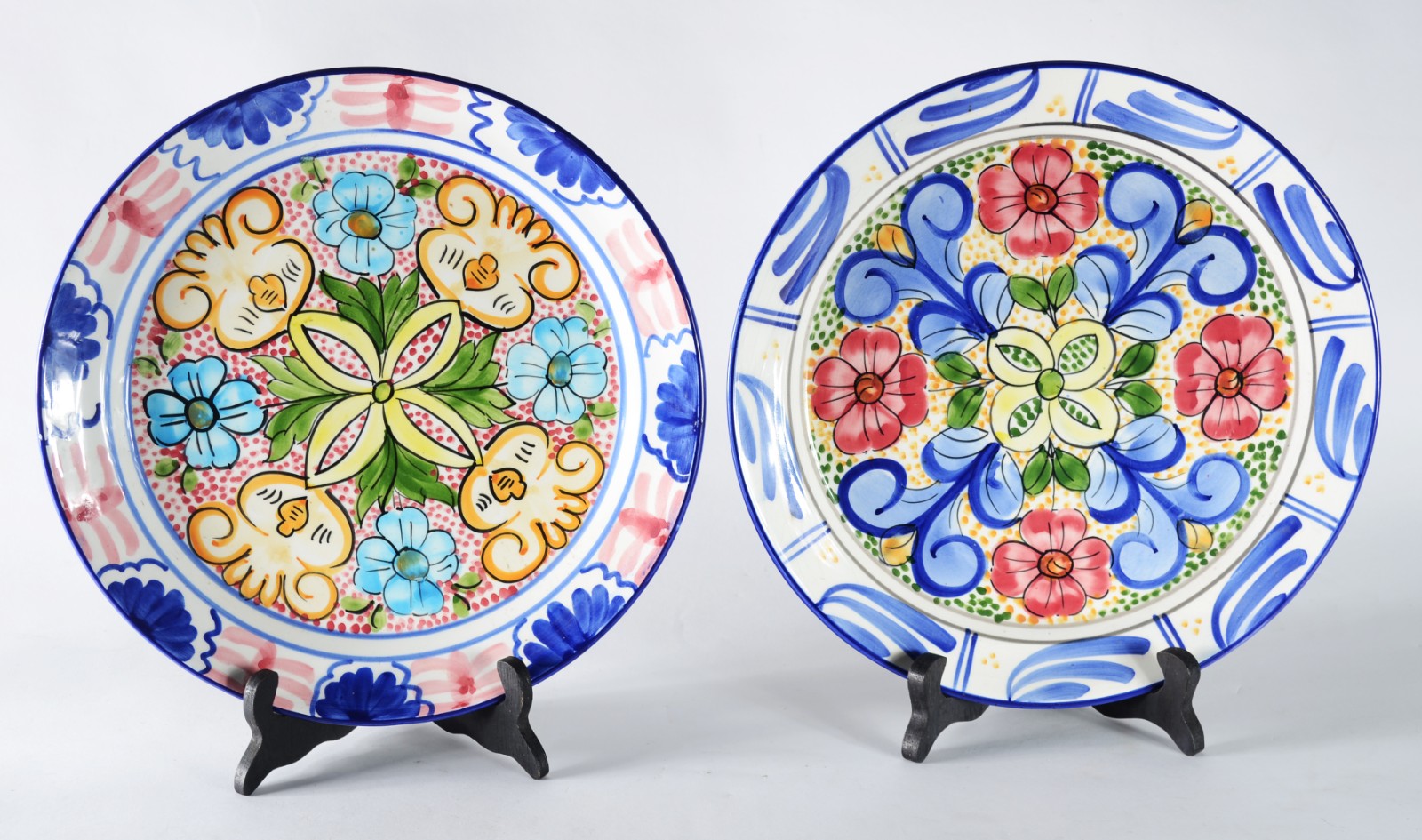 Dois pratos de cerâmica espanhola Hnos Martinez decorados com flores... - foto 1 de 7