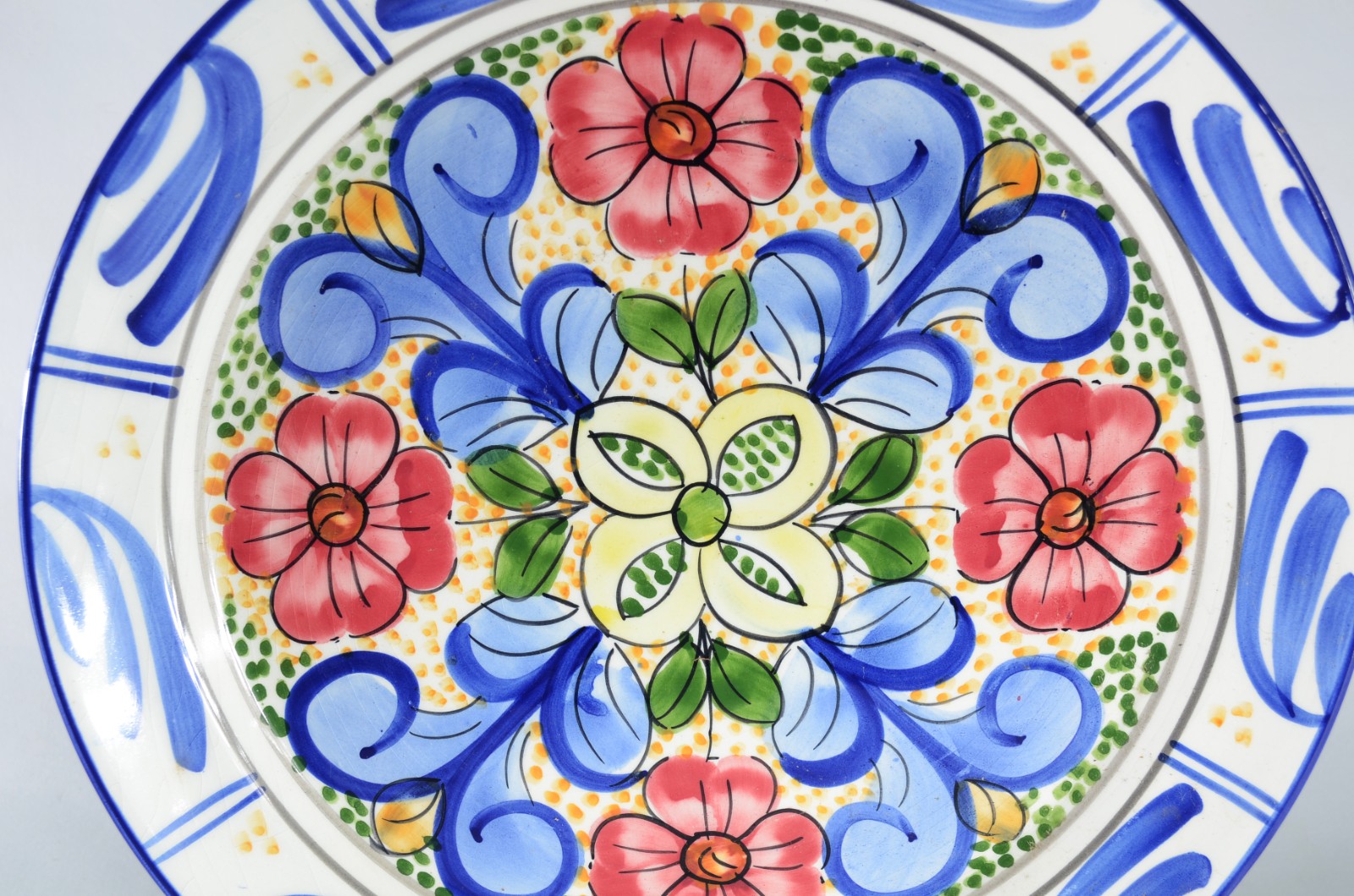 Dois pratos de cerâmica espanhola Hnos Martinez decorados com flores... - foto 3 de 7
