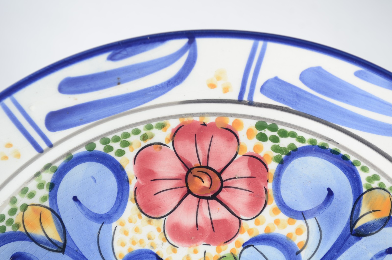 Dois pratos de cerâmica espanhola Hnos Martinez decorados com flores... - foto 4 de 7