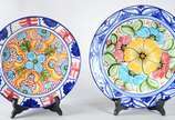 HNOS Martinez,  - Dois pratos de cerâmica espanhola Hnos Martinez, decorados com flores em policromia.