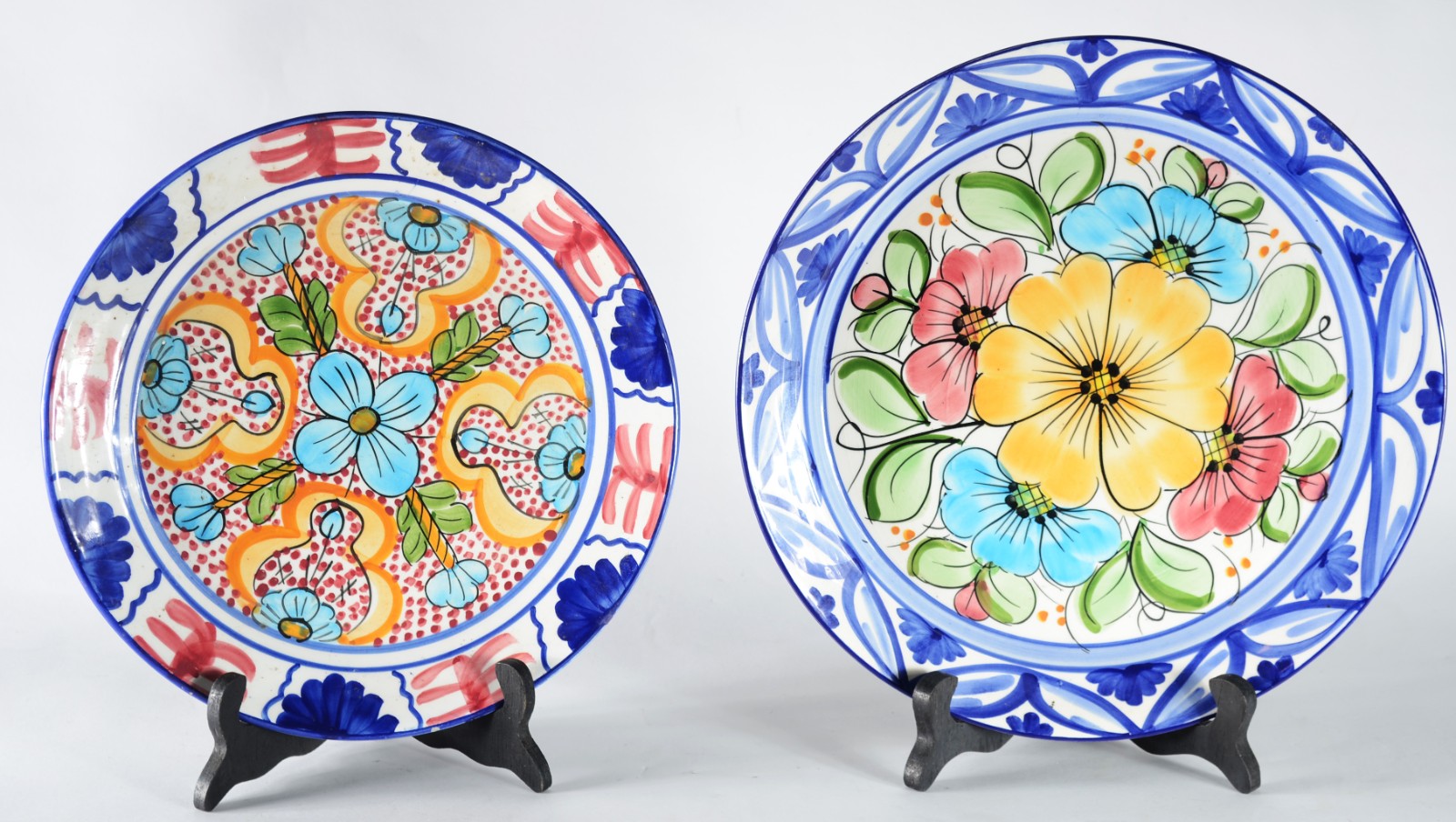 Dois pratos de cerâmica espanhola Hnos Martinez, decorados com flores... - foto 1 de 5
