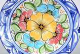HNOS Martinez,  - Dois pratos de cerâmica espanhola Hnos Martinez, decorados com flores em policromia.