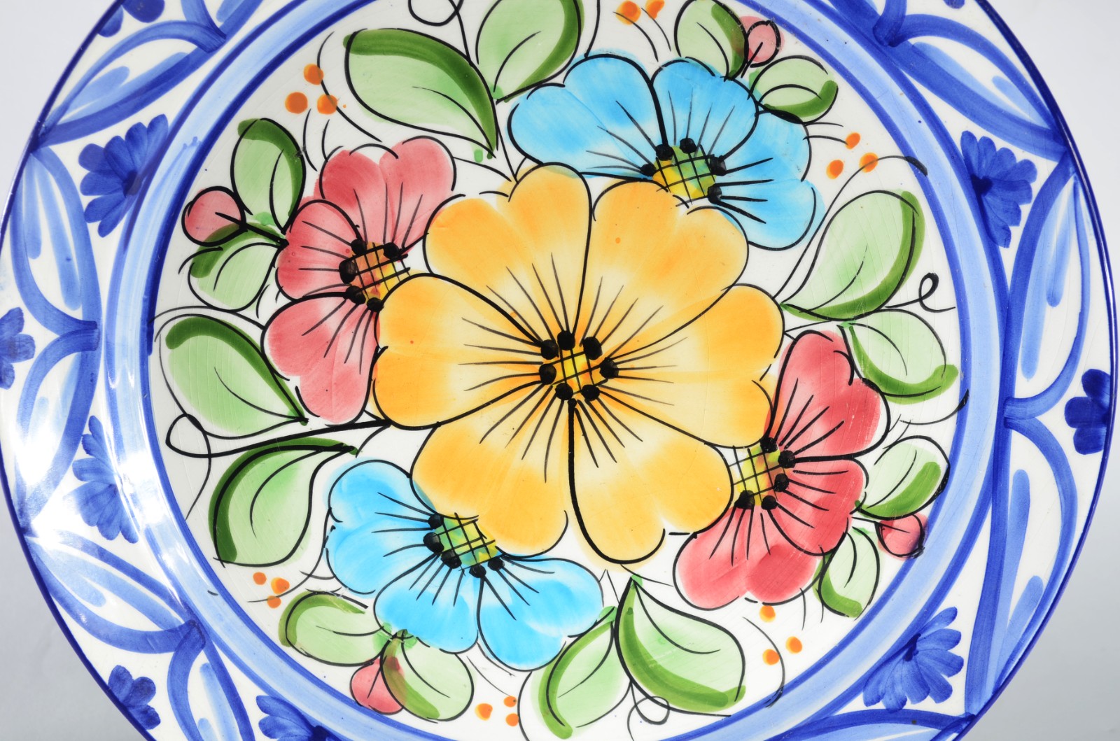 Dois pratos de cerâmica espanhola Hnos Martinez, decorados com flores... - foto 2 de 5