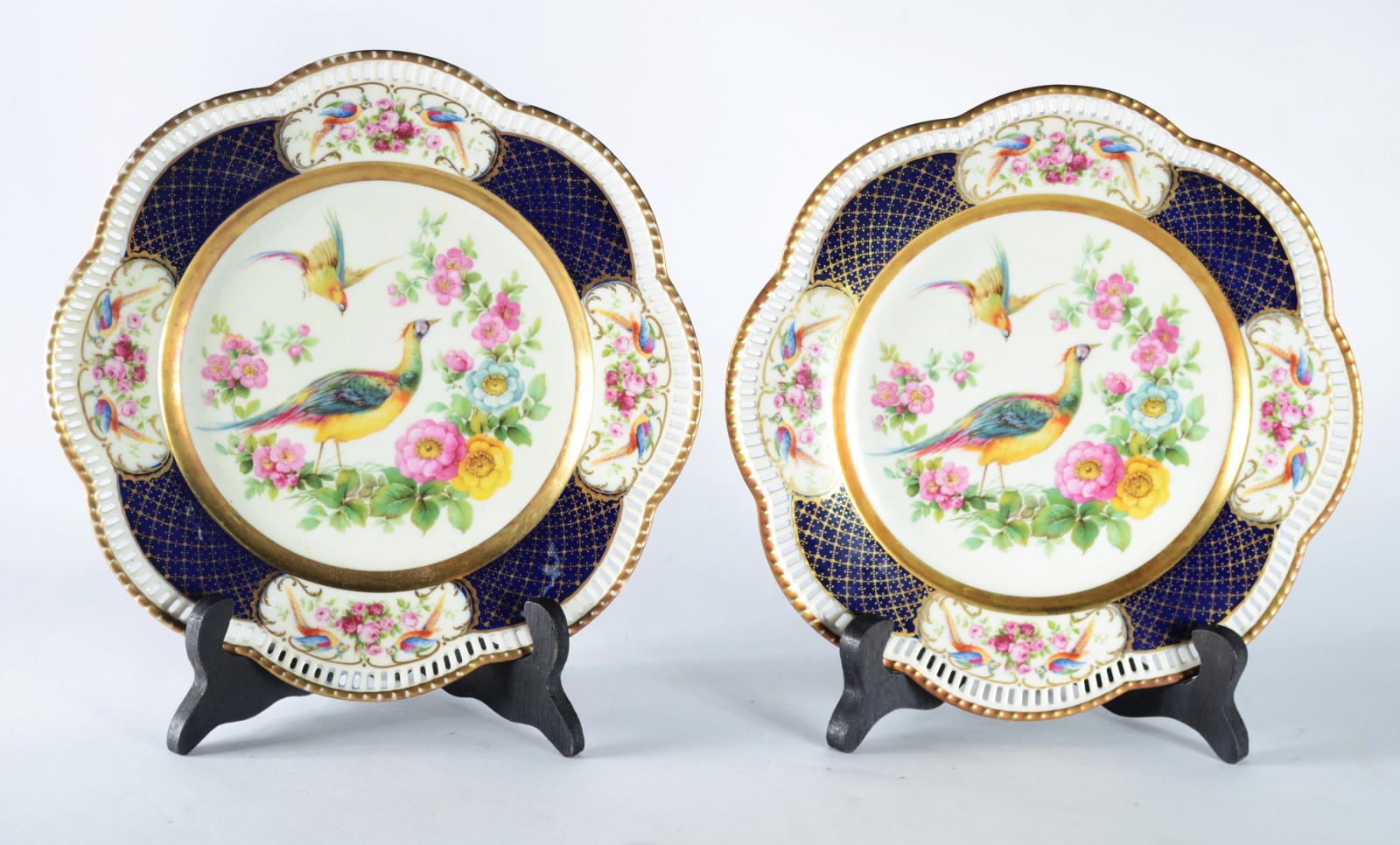 Par de pratos de porcelana alemã da Bavaria decorados com aves do... - foto 1 de 5