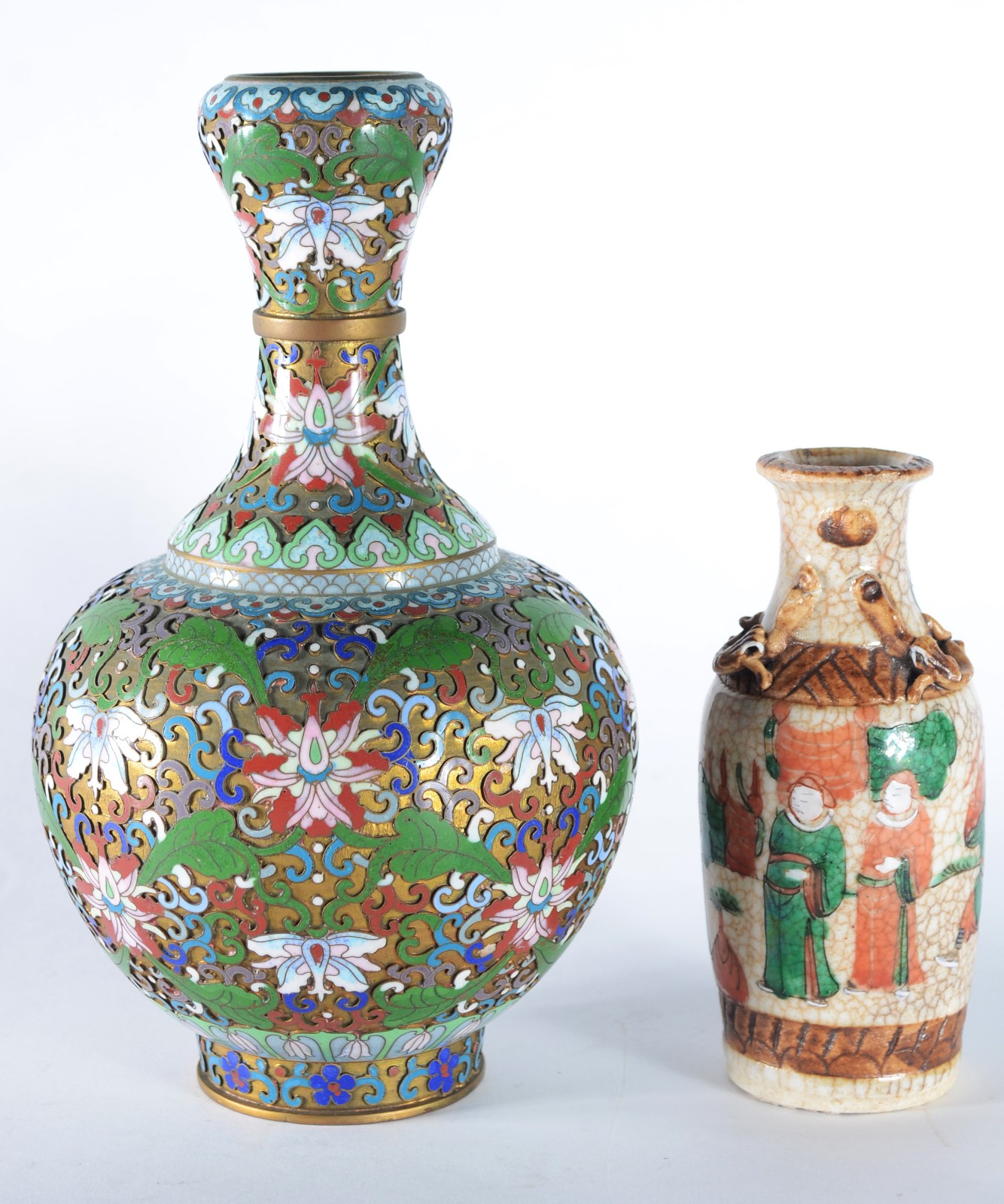 Dois vasos, sendo um de cloisoné chines e outro de faiança japonesa... - foto 1 de 11