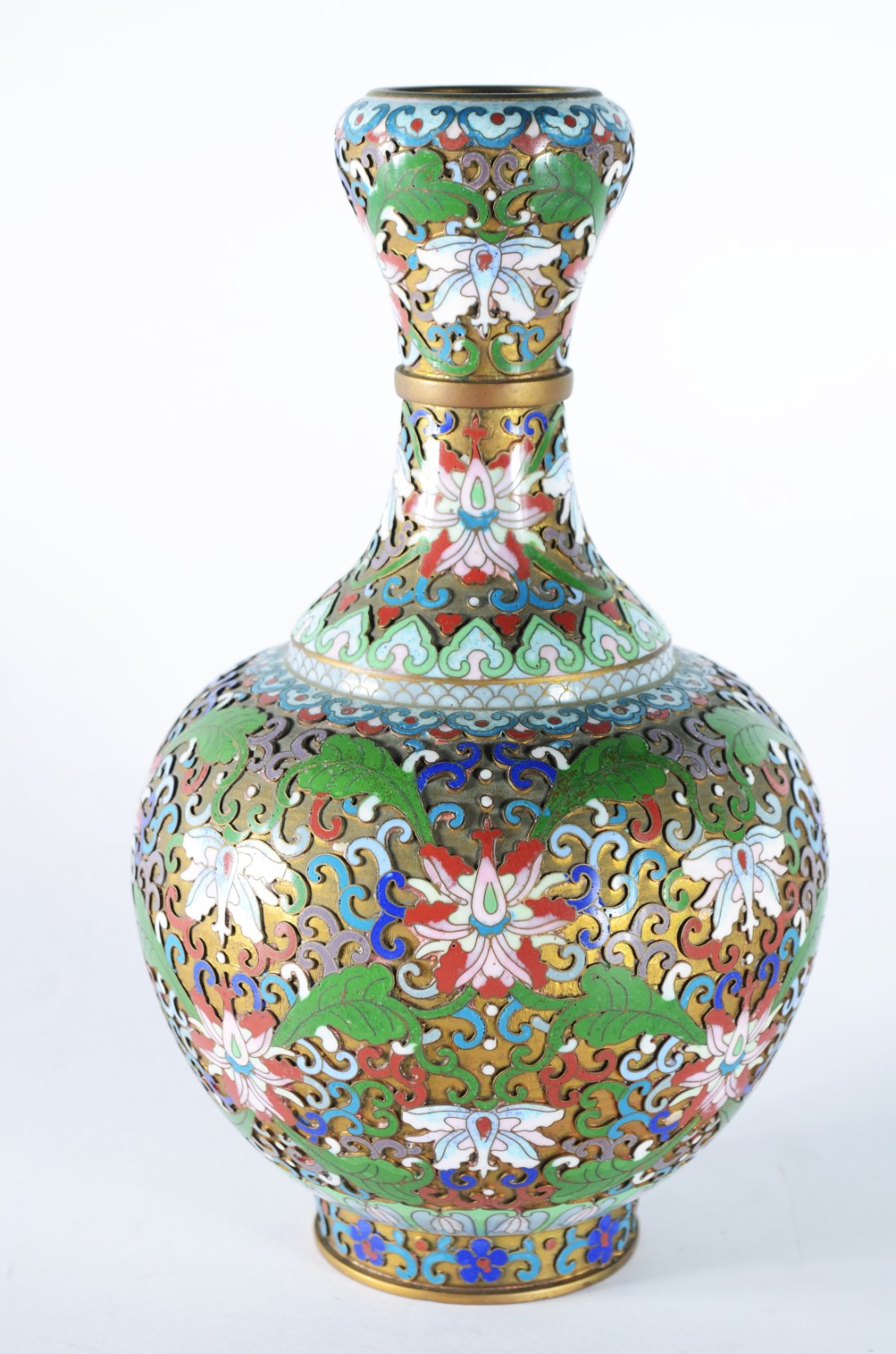 Dois vasos, sendo um de cloisoné chines e outro de faiança japonesa... - foto 2 de 11