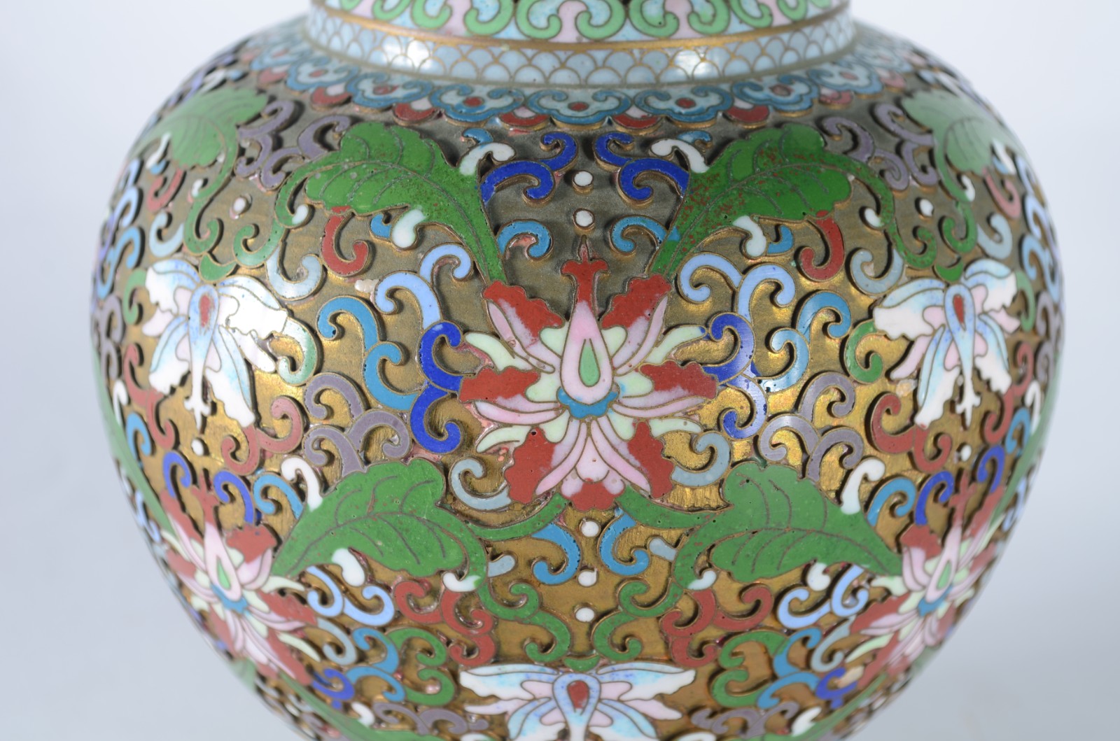 Dois vasos, sendo um de cloisoné chines e outro de faiança japonesa... - foto 3 de 11