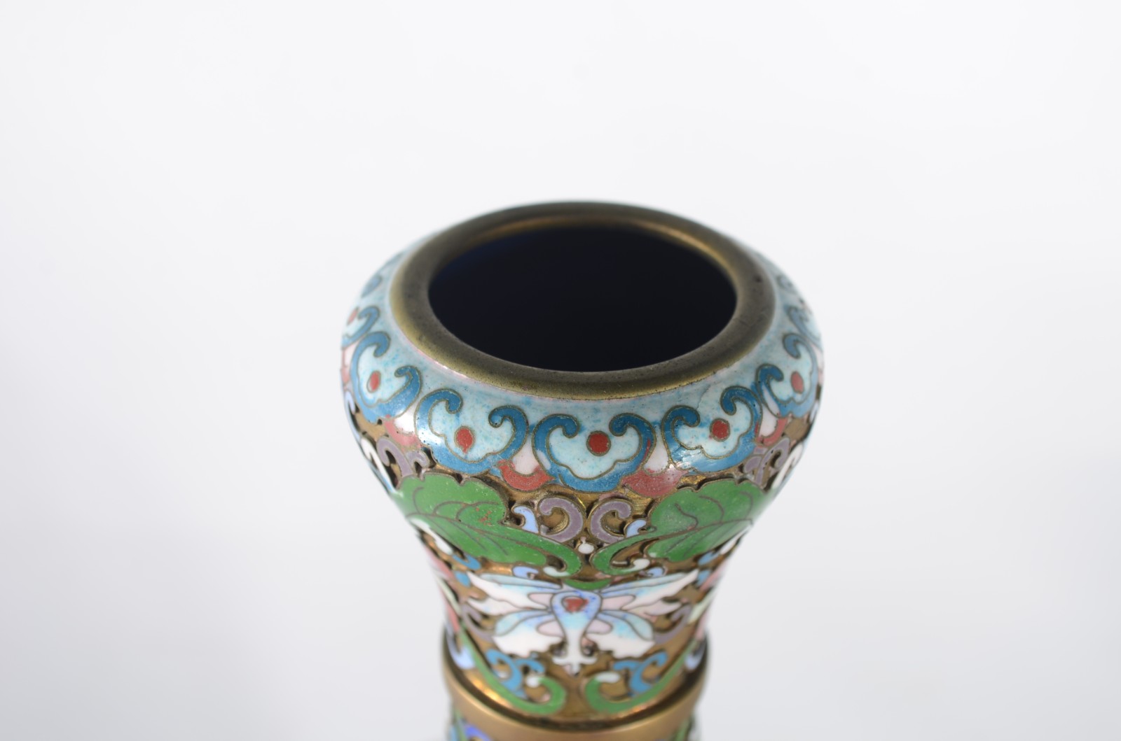 Dois vasos, sendo um de cloisoné chines e outro de faiança japonesa... - foto 4 de 11