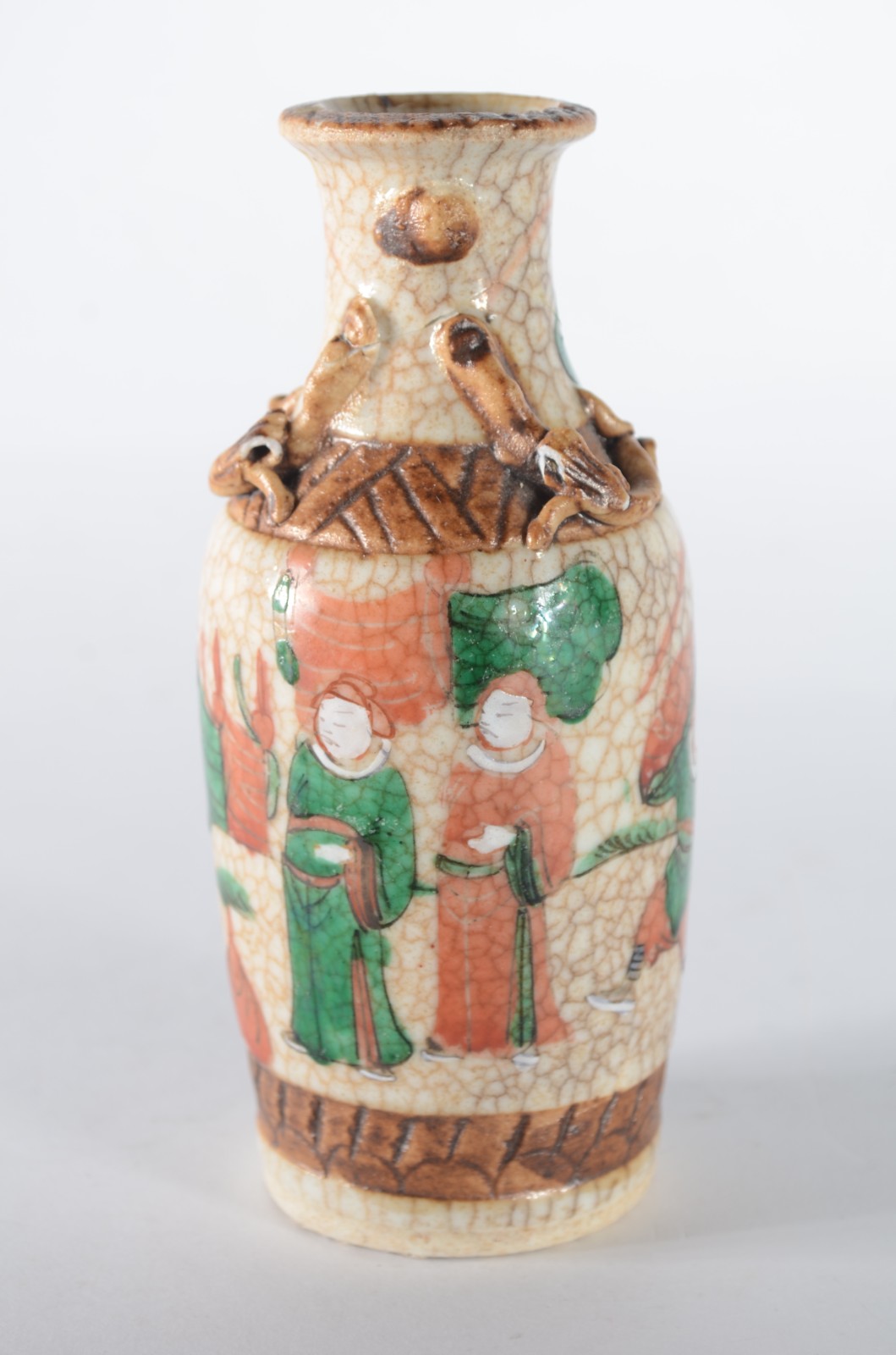 Dois vasos, sendo um de cloisoné chines e outro de faiança japonesa... - foto 5 de 11