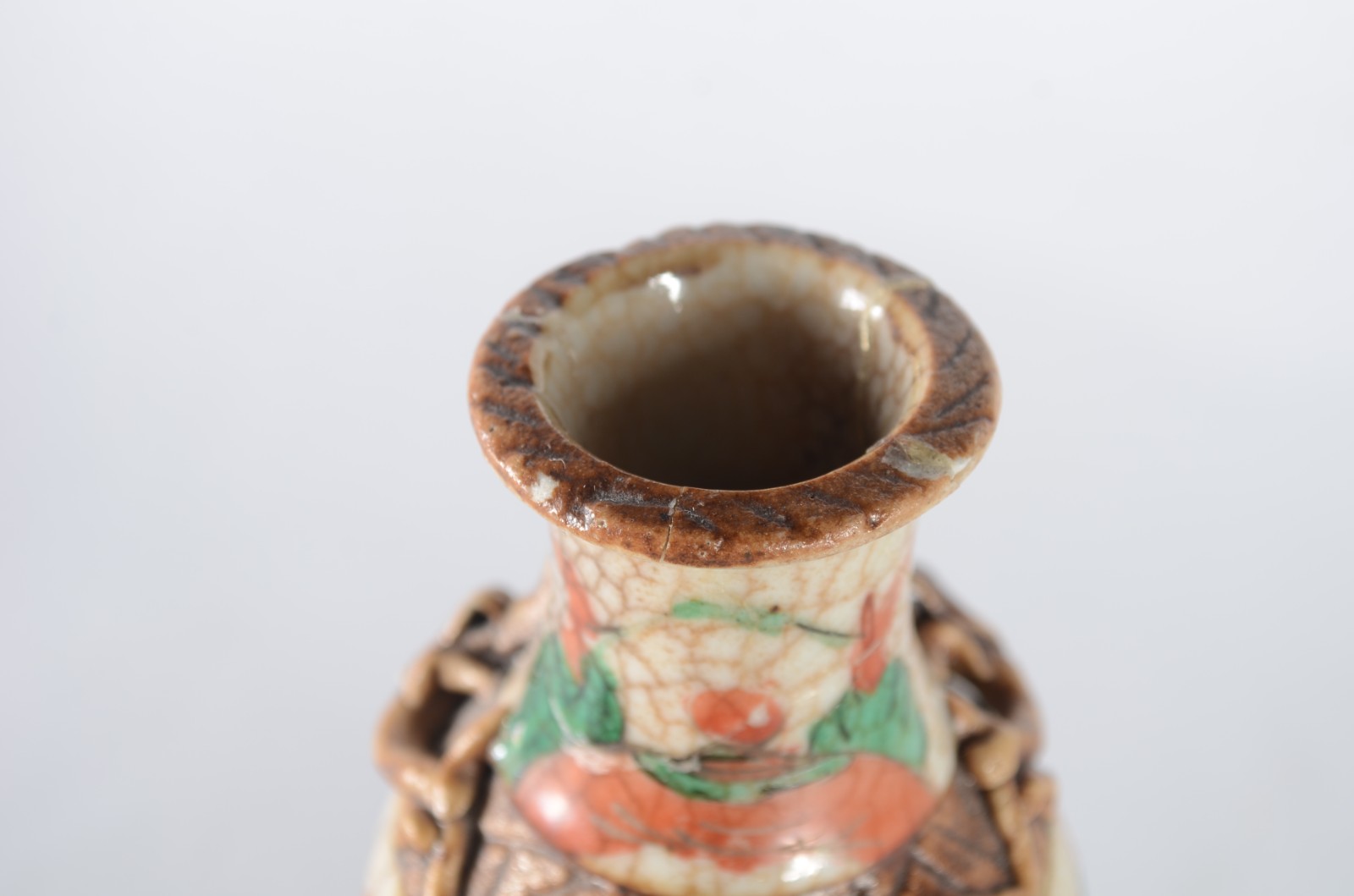 Dois vasos, sendo um de cloisoné chines e outro de faiança japonesa... - foto 6 de 11