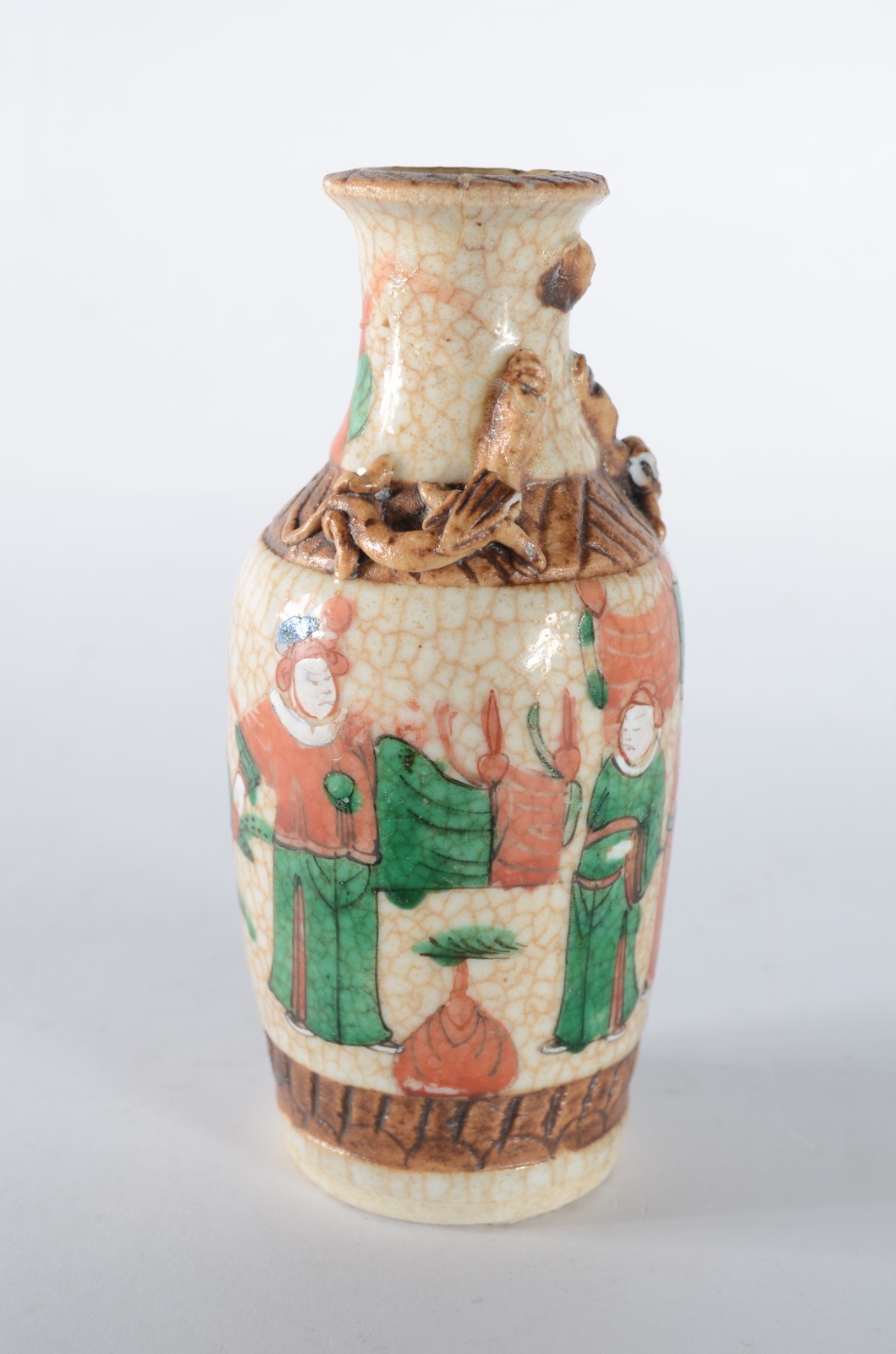 Dois vasos, sendo um de cloisoné chines e outro de faiança japonesa... - foto 7 de 11