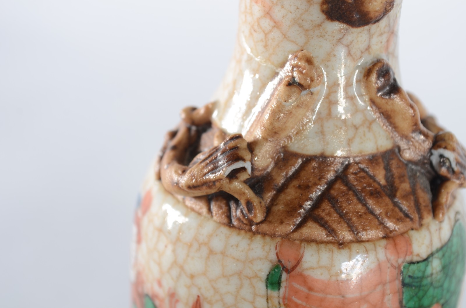 Dois vasos, sendo um de cloisoné chines e outro de faiança japonesa... - foto 8 de 11