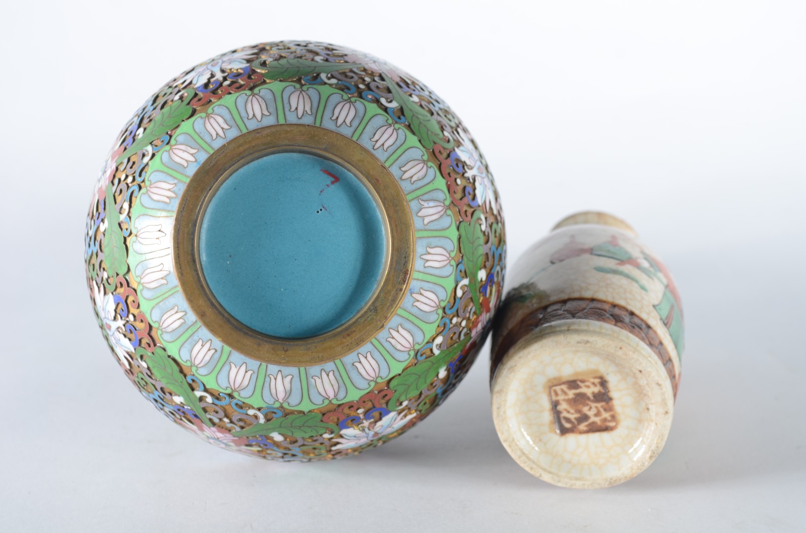 Dois vasos, sendo um de cloisoné chines e outro de faiança japonesa... - foto 9 de 11