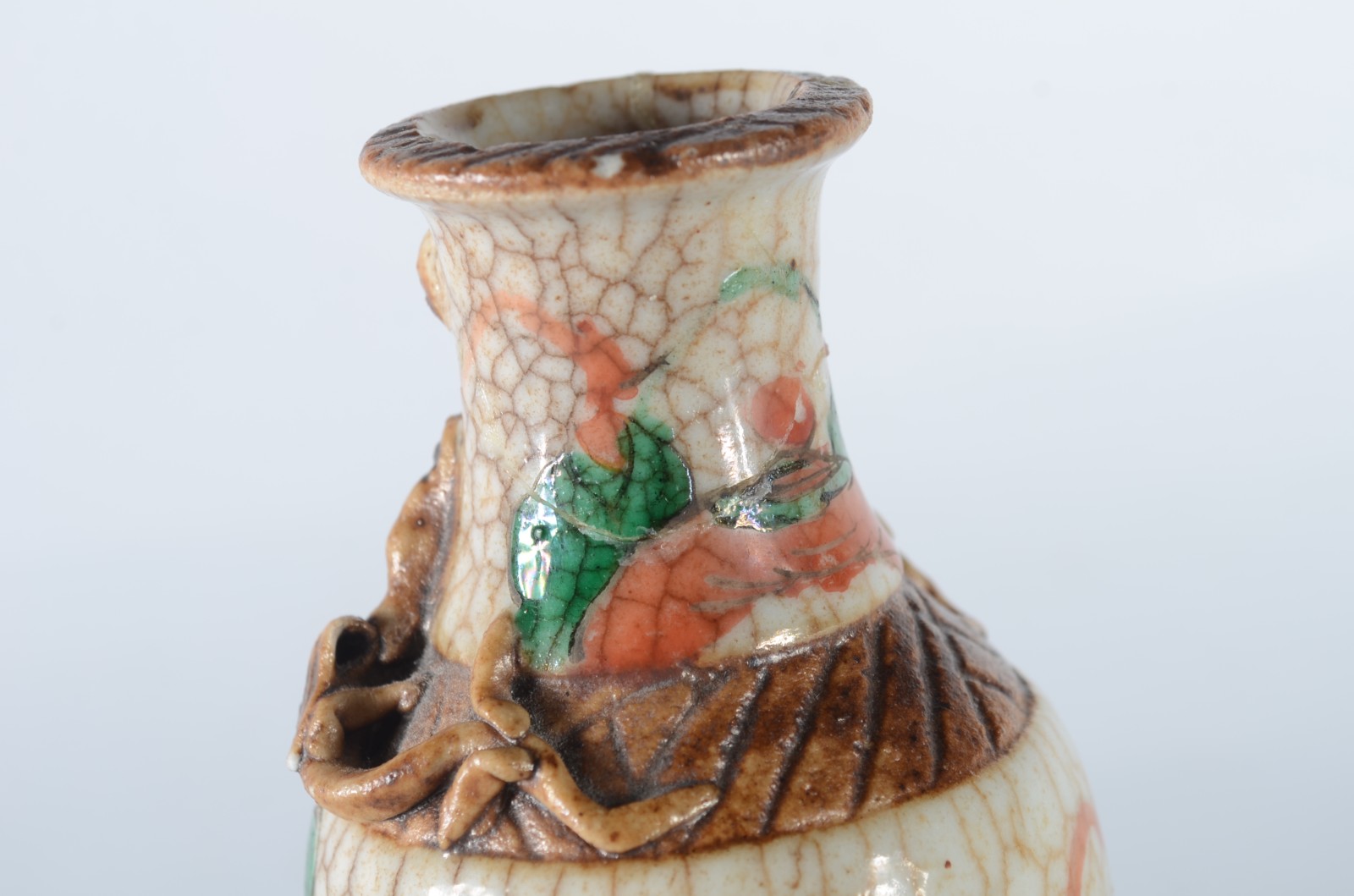 Dois vasos, sendo um de cloisoné chines e outro de faiança japonesa... - foto 11 de 11