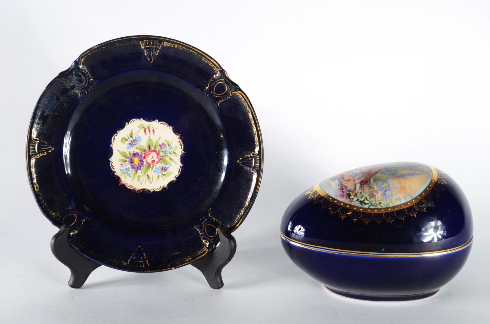 Duas peças, sendo: bomboneire feitio "ovo" de porcelana portuguesa... - foto 1 de 10
