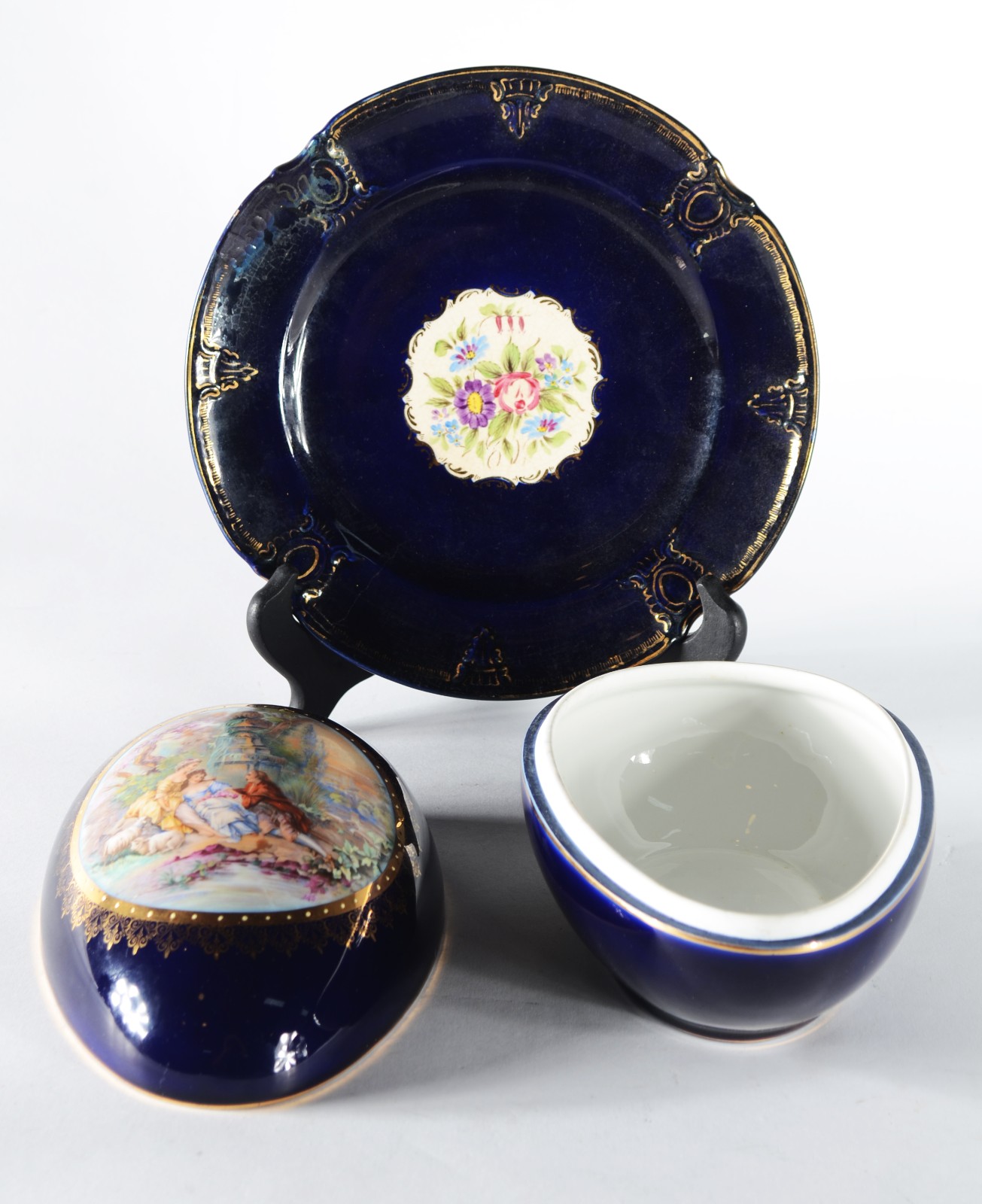 Duas peças, sendo: bomboneire feitio "ovo" de porcelana portuguesa... - foto 2 de 10
