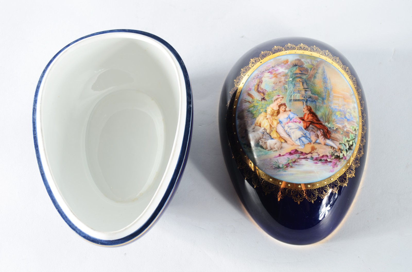 Duas peças, sendo: bomboneire feitio "ovo" de porcelana portuguesa... - foto 5 de 10