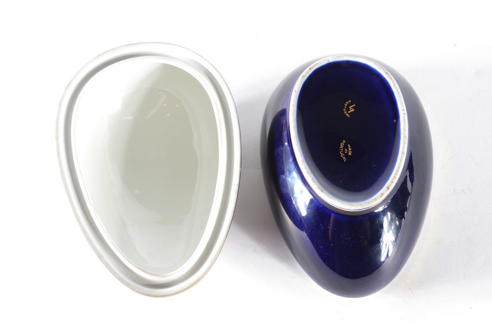 Duas peças, sendo: bomboneire feitio "ovo" de porcelana portuguesa... - foto 7 de 10