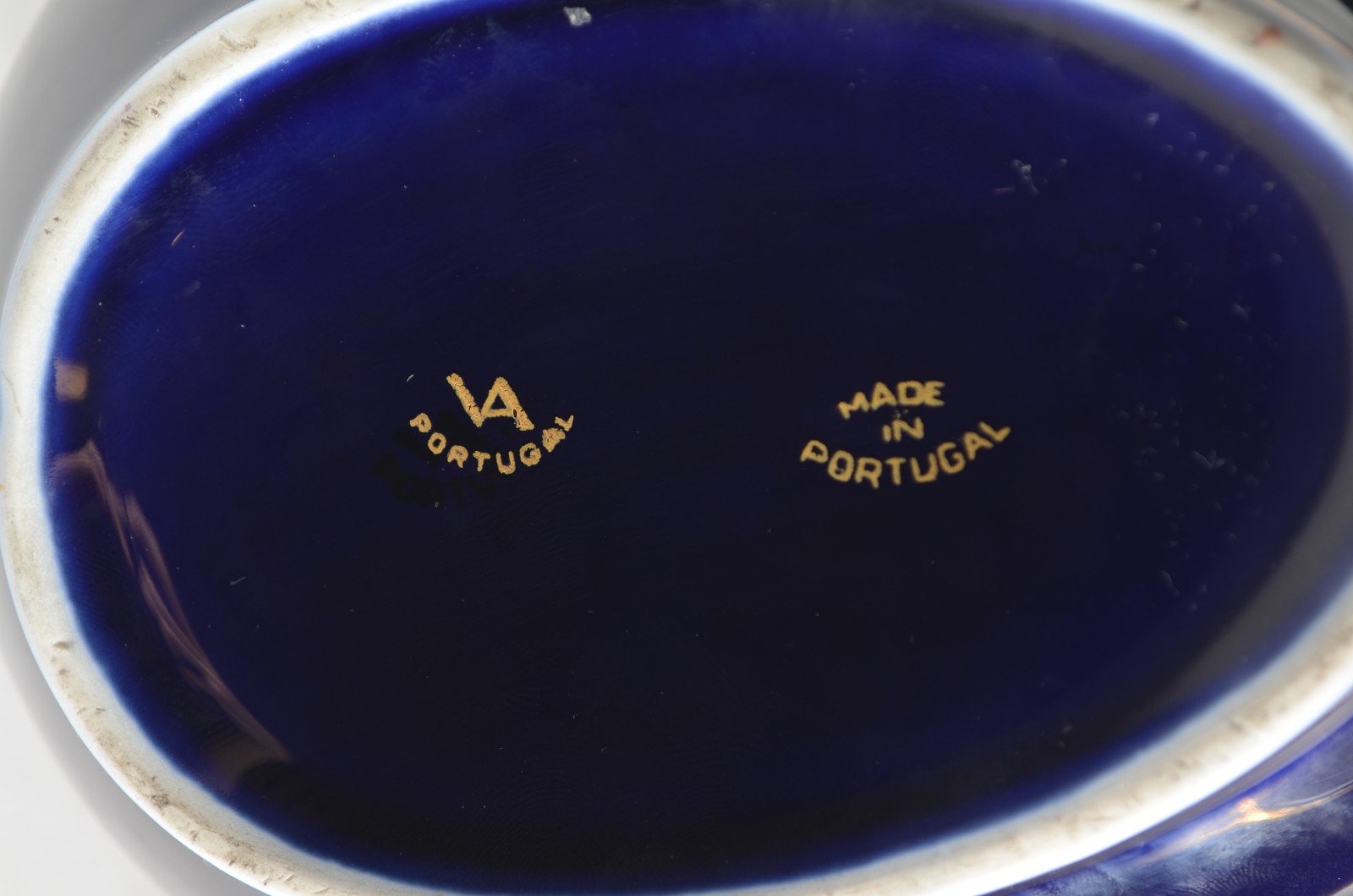 Duas peças, sendo: bomboneire feitio "ovo" de porcelana portuguesa... - foto 8 de 10