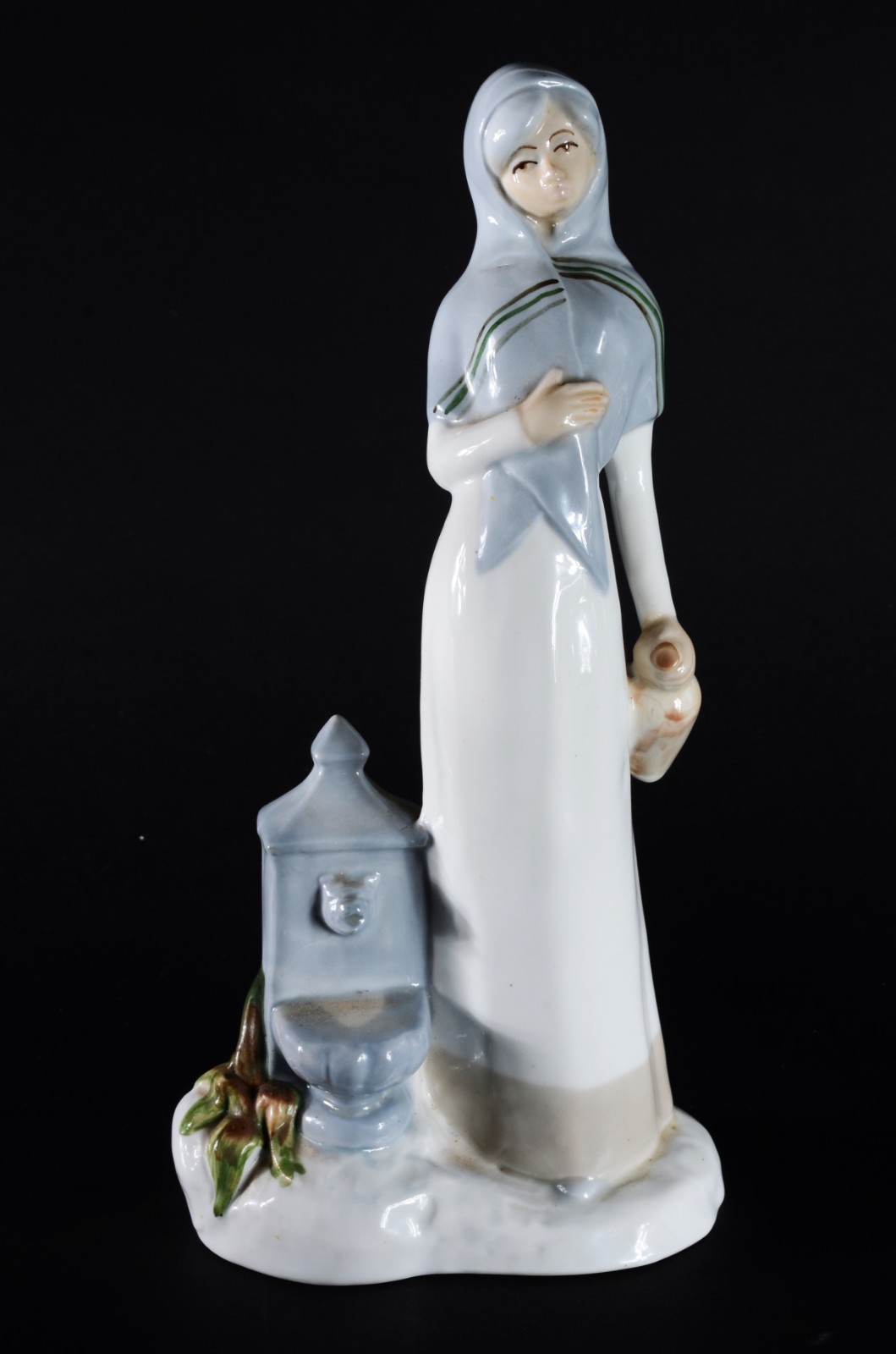 Duas esculturas, sendo uma de porcelana espanhola representando... - foto 2 de 10