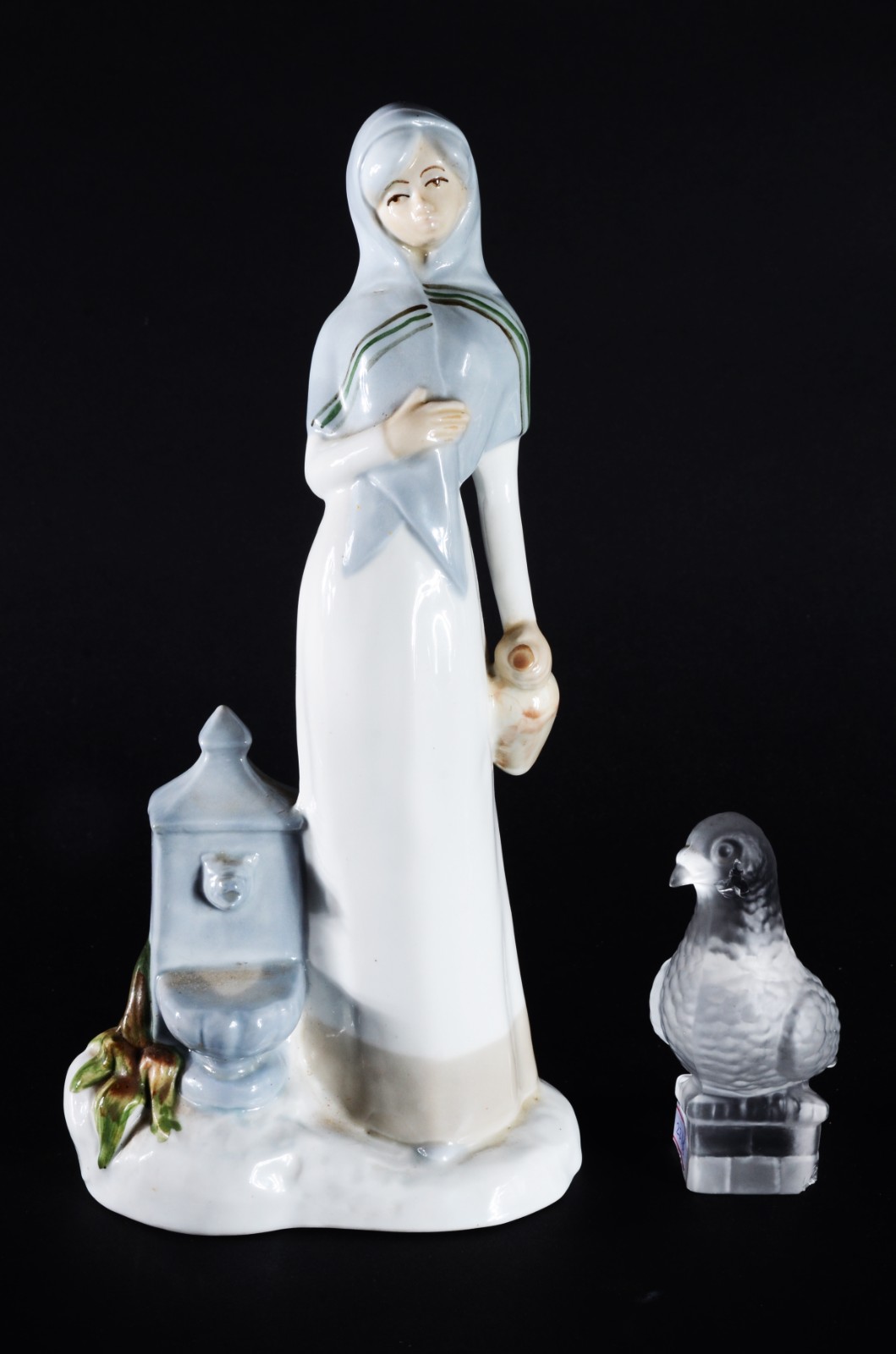 Duas esculturas, sendo uma de porcelana espanhola representando... - foto 1 de 10