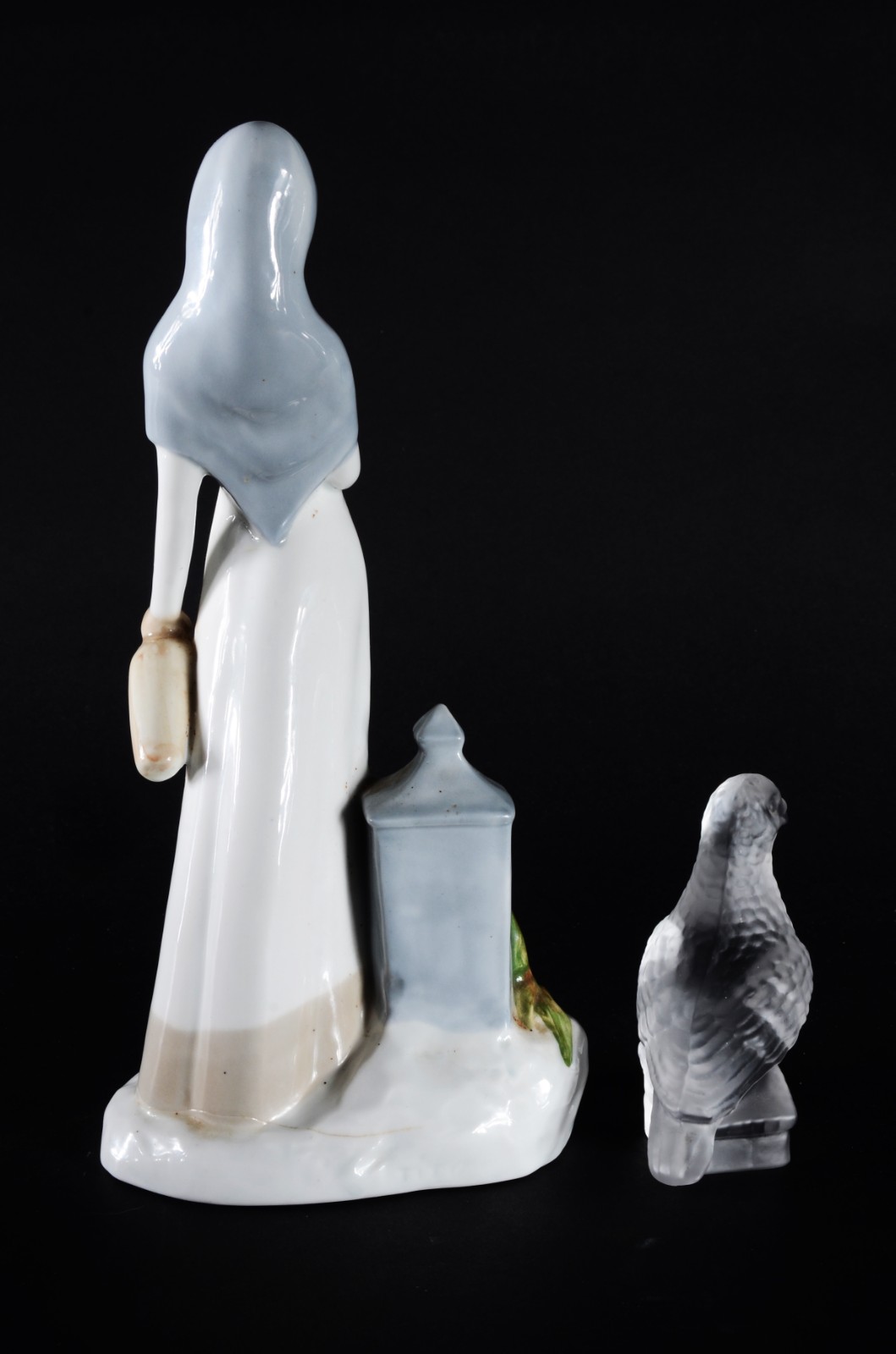 Duas esculturas, sendo uma de porcelana espanhola representando... - foto 4 de 10