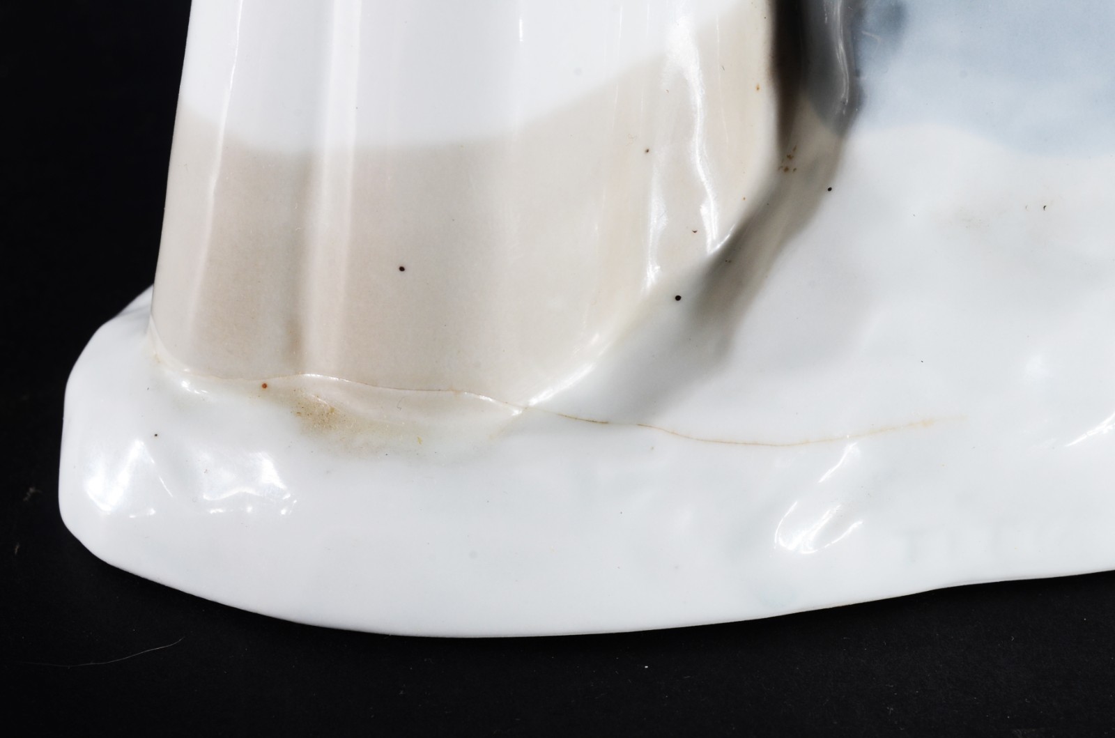 Duas esculturas, sendo uma de porcelana espanhola representando... - foto 5 de 10