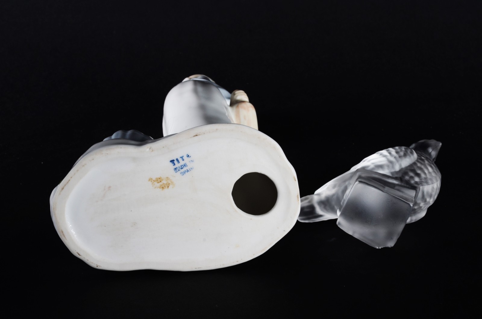 Duas esculturas, sendo uma de porcelana espanhola representando... - foto 6 de 10
