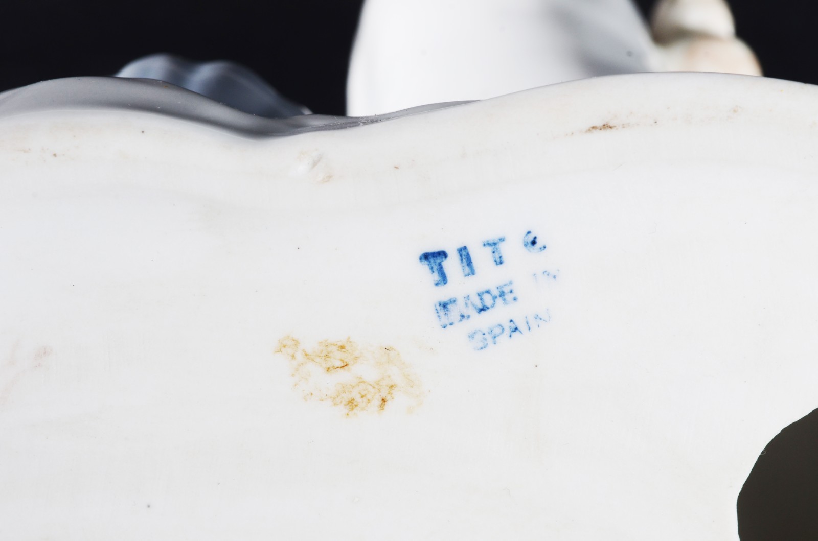 Duas esculturas, sendo uma de porcelana espanhola representando... - foto 7 de 10