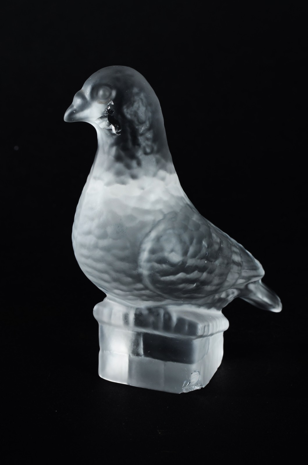 Duas esculturas, sendo uma de porcelana espanhola representando... - foto 8 de 10