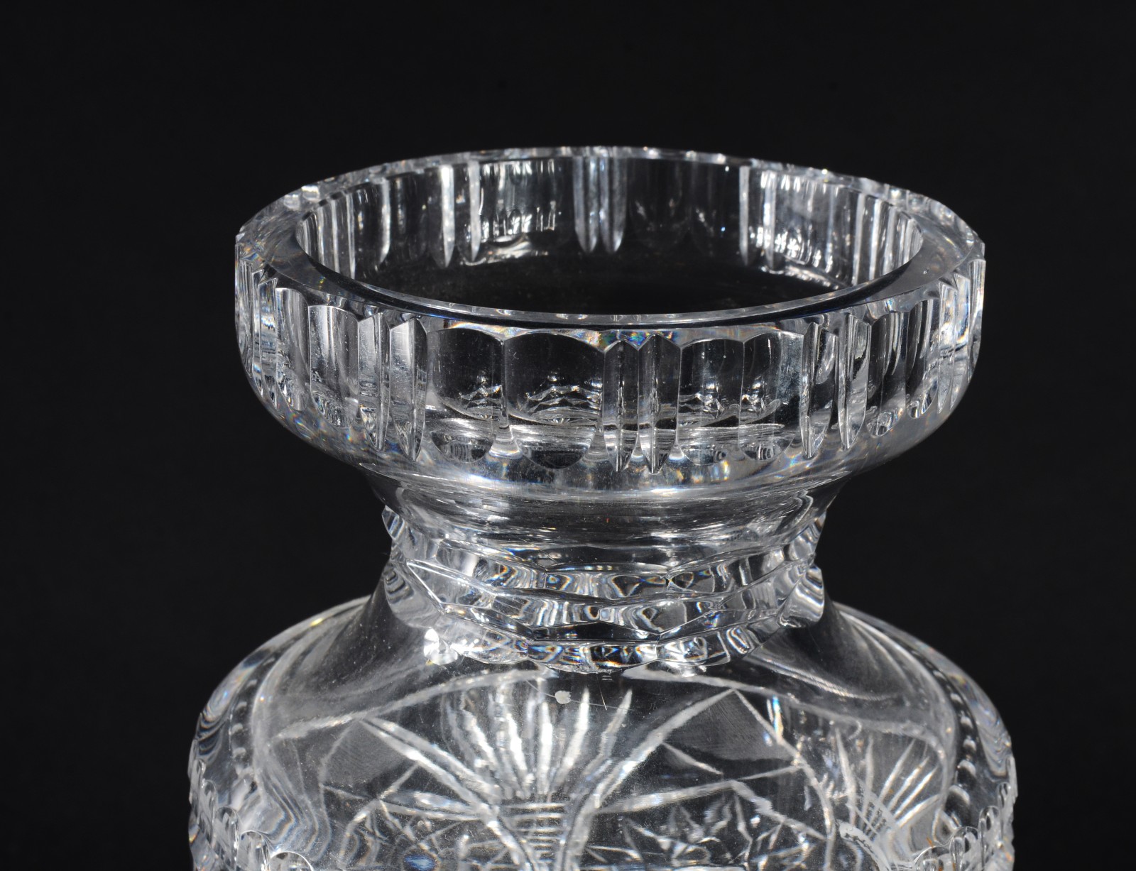 Vaso de cristal tcheco lapidado. Mínimos bicados. - foto 4 de 7