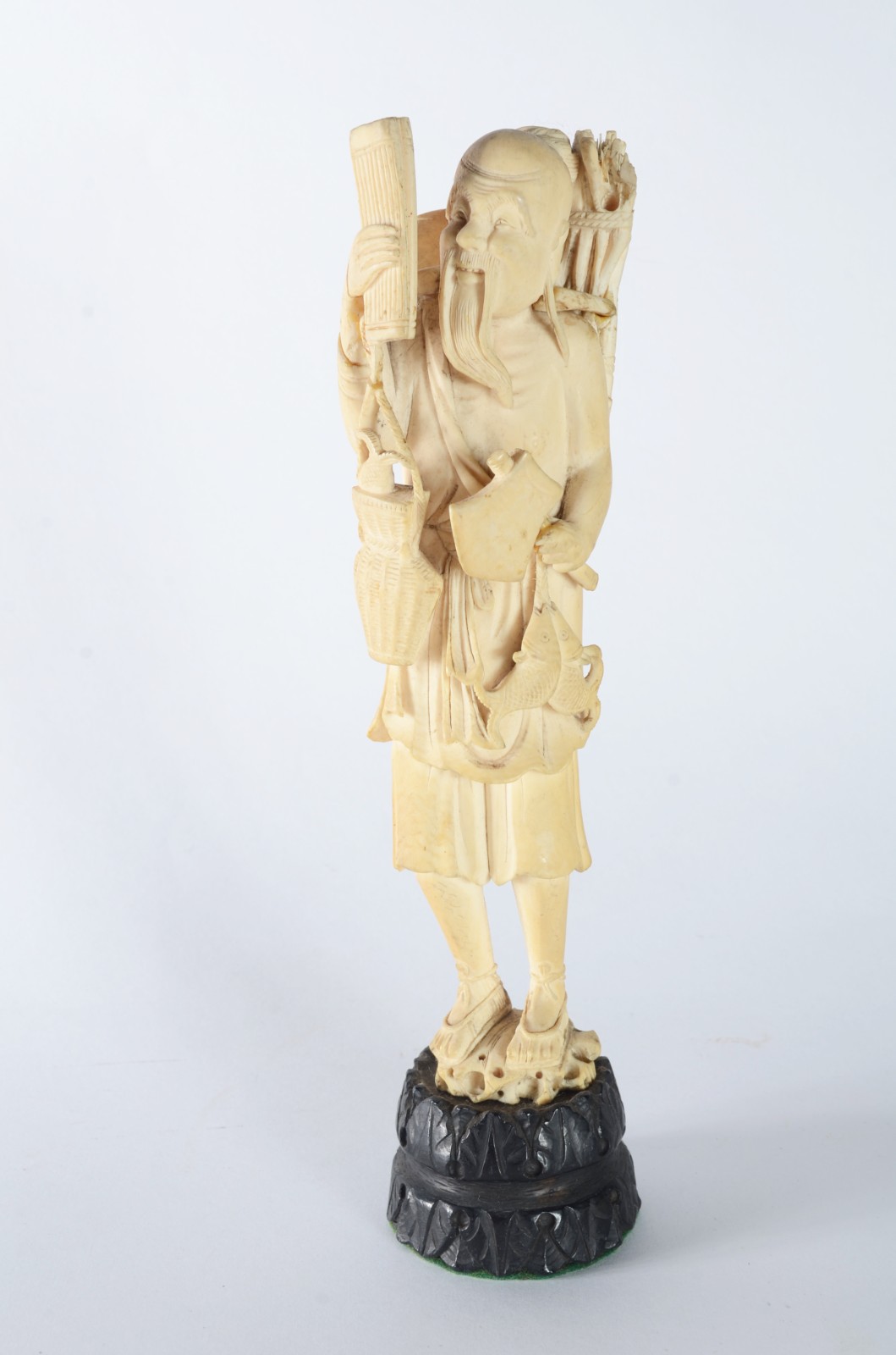 Escultura de marfim representando pescador, base de madeira. - foto 1 de 7