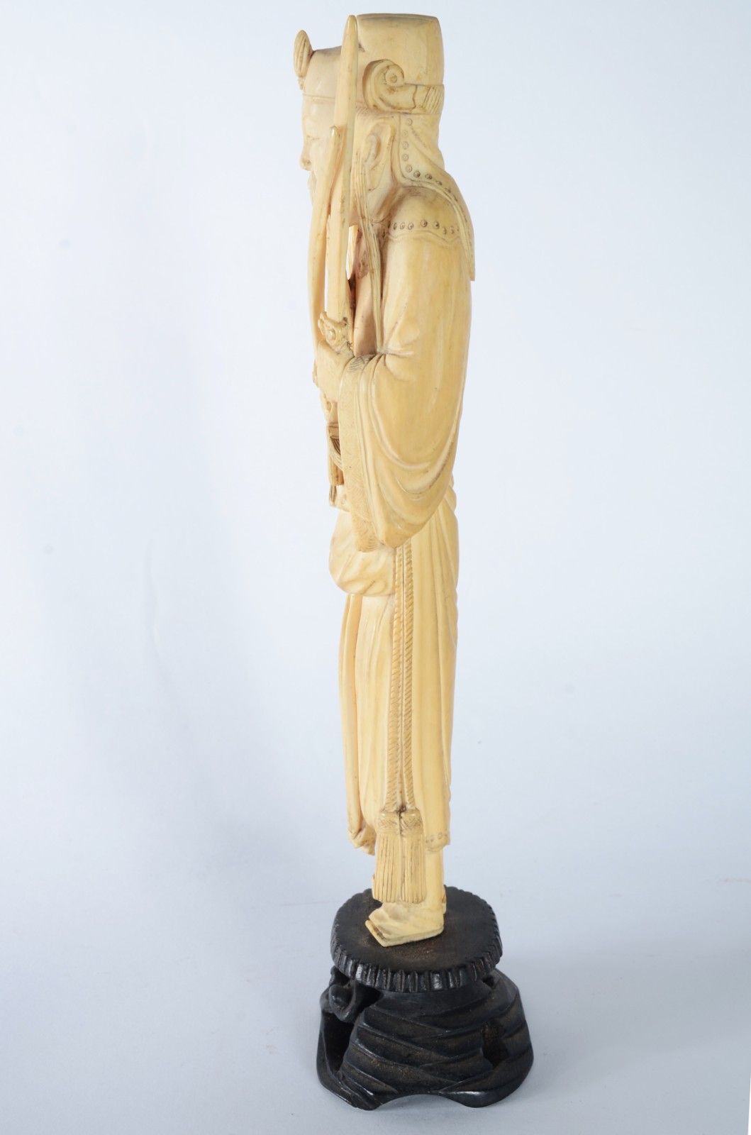 Escultura de marfim representando figura masculina segurando espadas... - foto 4 de 8
