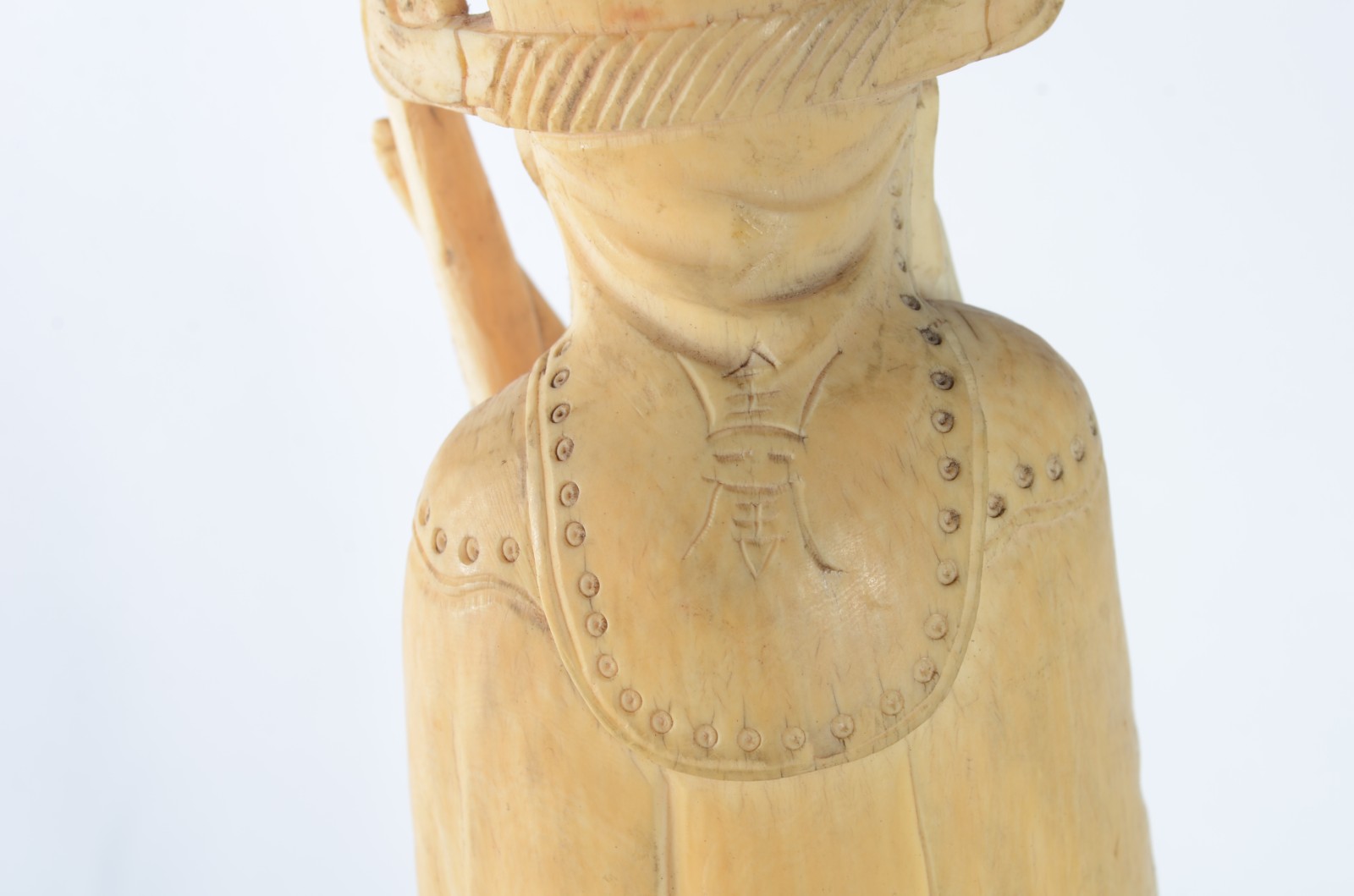 Escultura de marfim representando figura masculina segurando espadas... - foto 6 de 8
