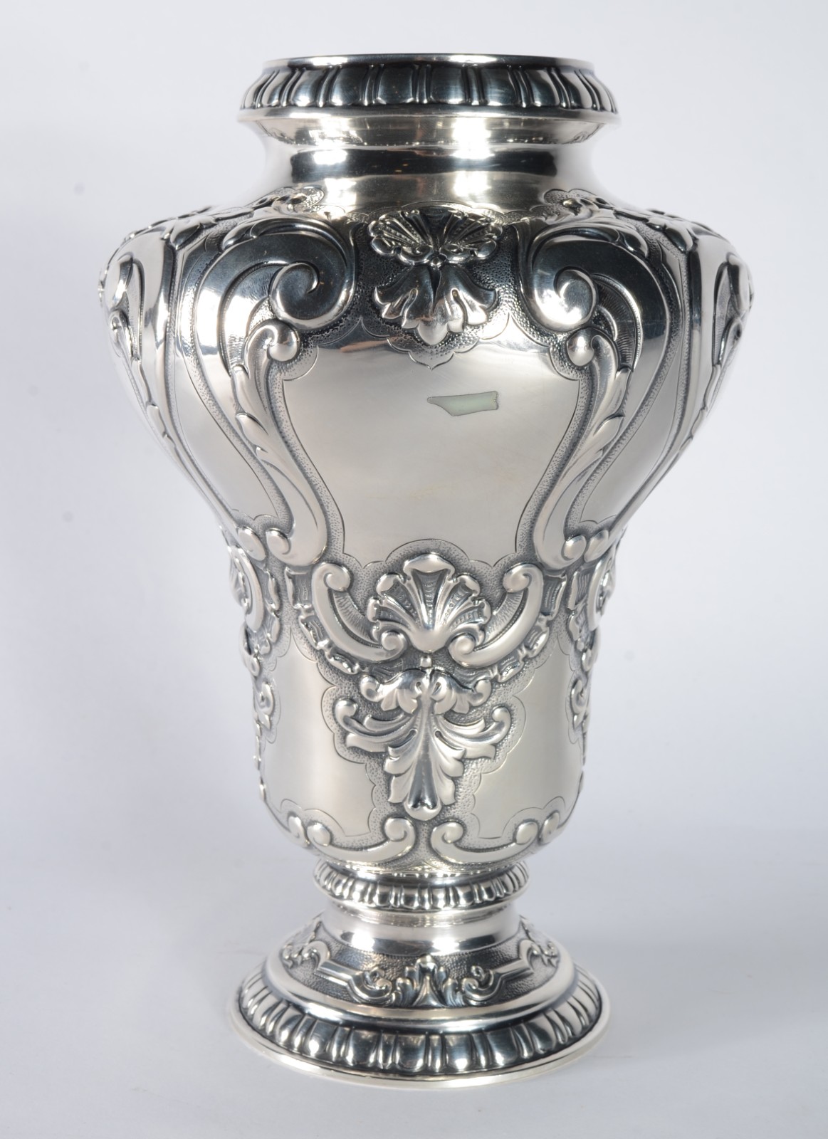 Vaso de prata portuguesa, contrastada. Peso da prata: 770 g. (Por... - foto 1 de 6