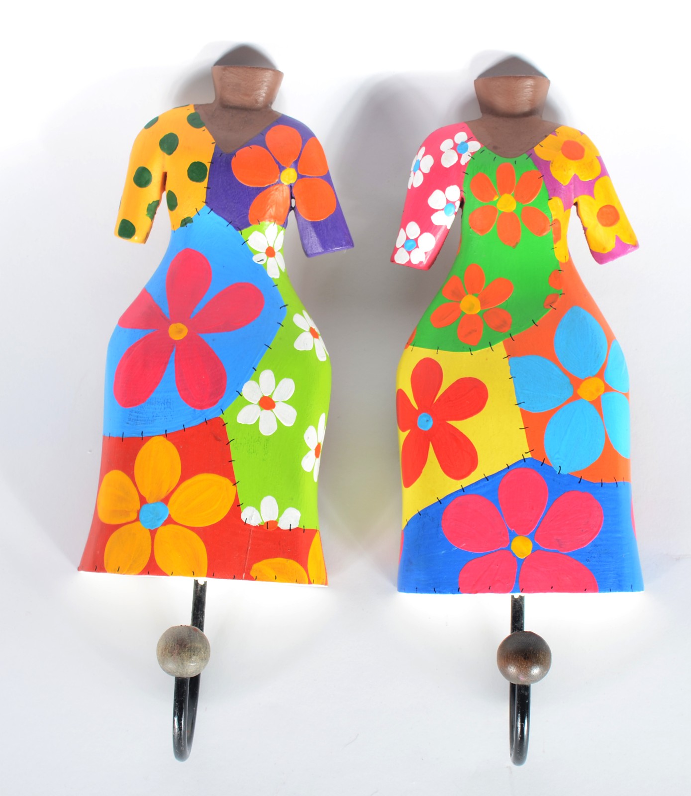 Par de cabides "vestidos" de madeira policromada com gancho de ferro. - foto 1 de 3