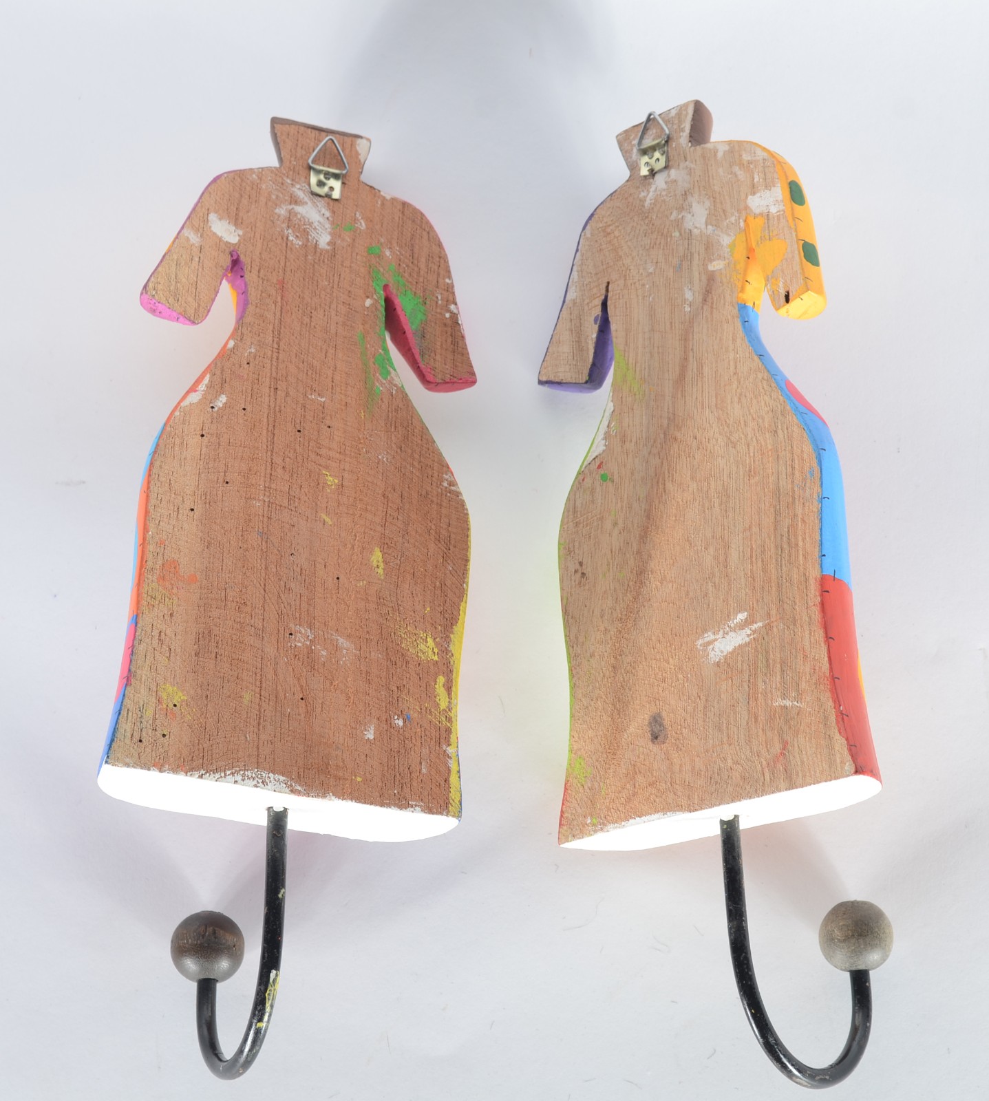 Par de cabides "vestidos" de madeira policromada com gancho de ferro. - foto 2 de 3