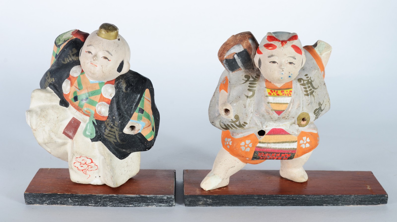 Par de antigos bonecos japoneses porcelanizados representando... - foto 1 de 11
