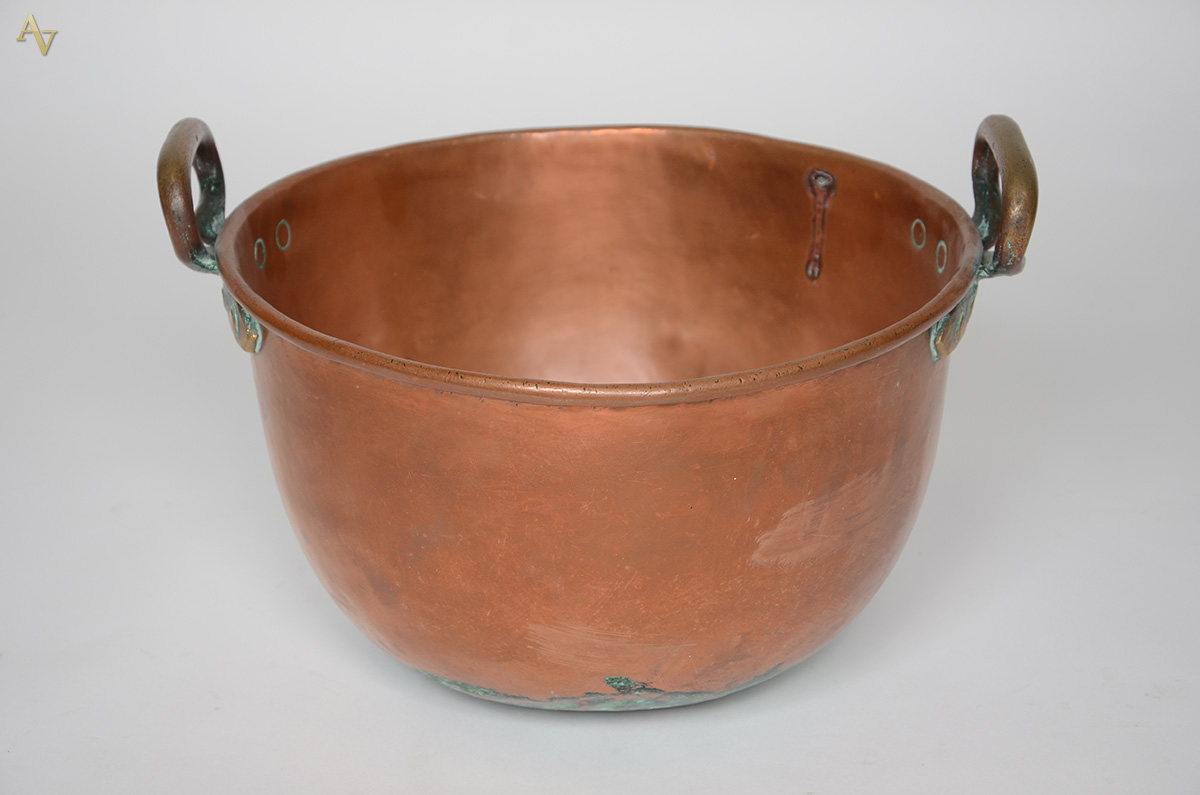Tacho de cobre. Altura 27 cm e diâmetro 37 cm.
