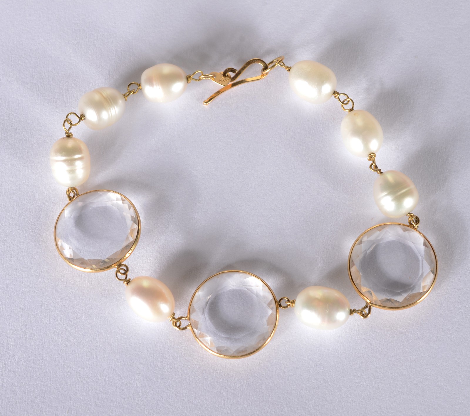 Pulseira de ouro 18 k., com cristais e perolas. (Por motivos de... - foto 1 de 6