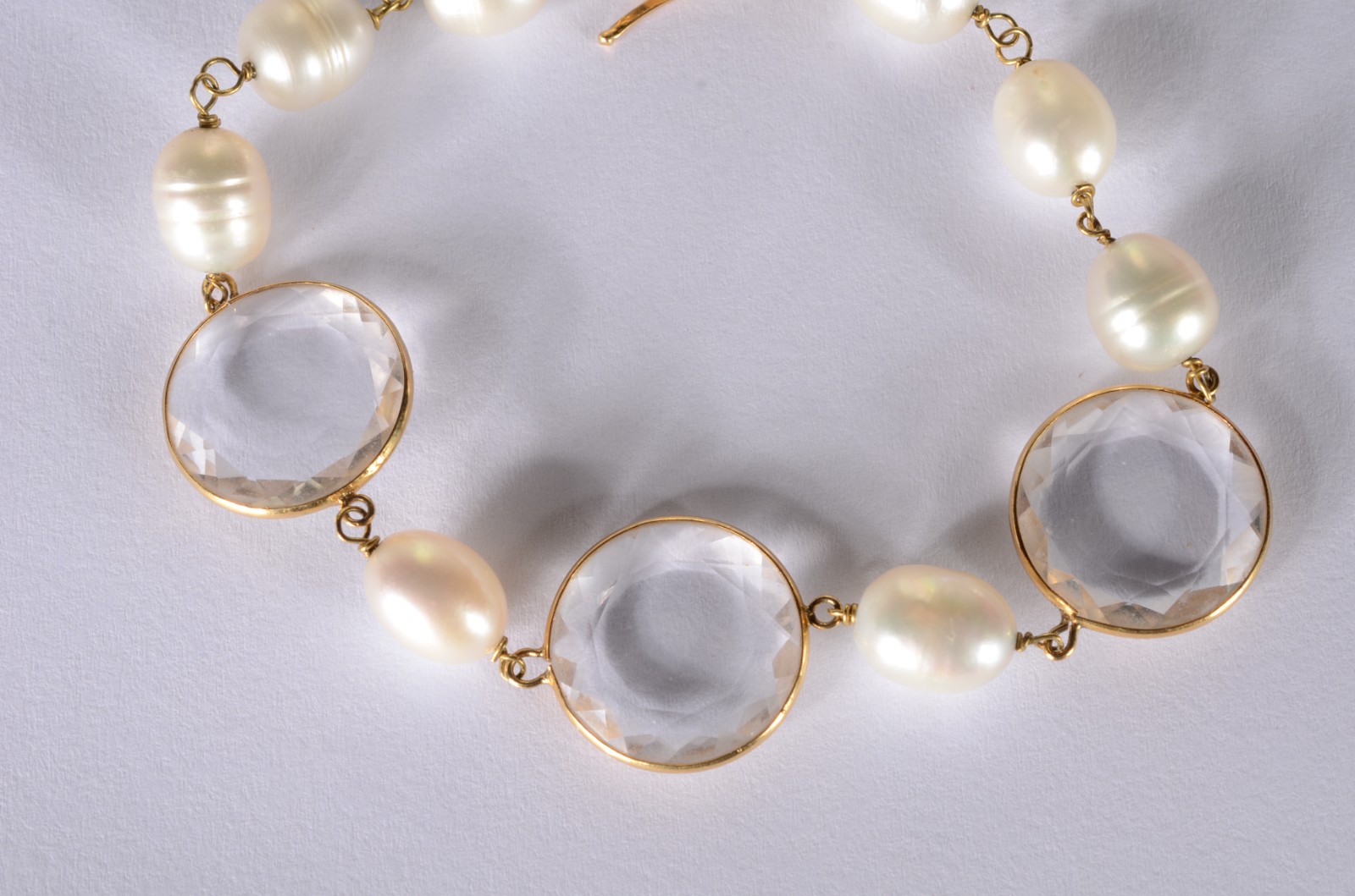 Pulseira de ouro 18 k., com cristais e perolas. (Por motivos de... - foto 2 de 6