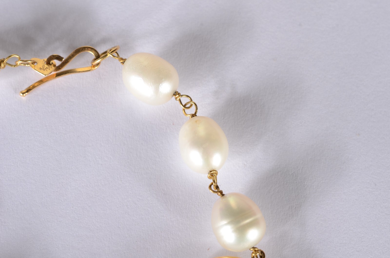 Pulseira de ouro 18 k., com cristais e perolas. (Por motivos de... - foto 3 de 6